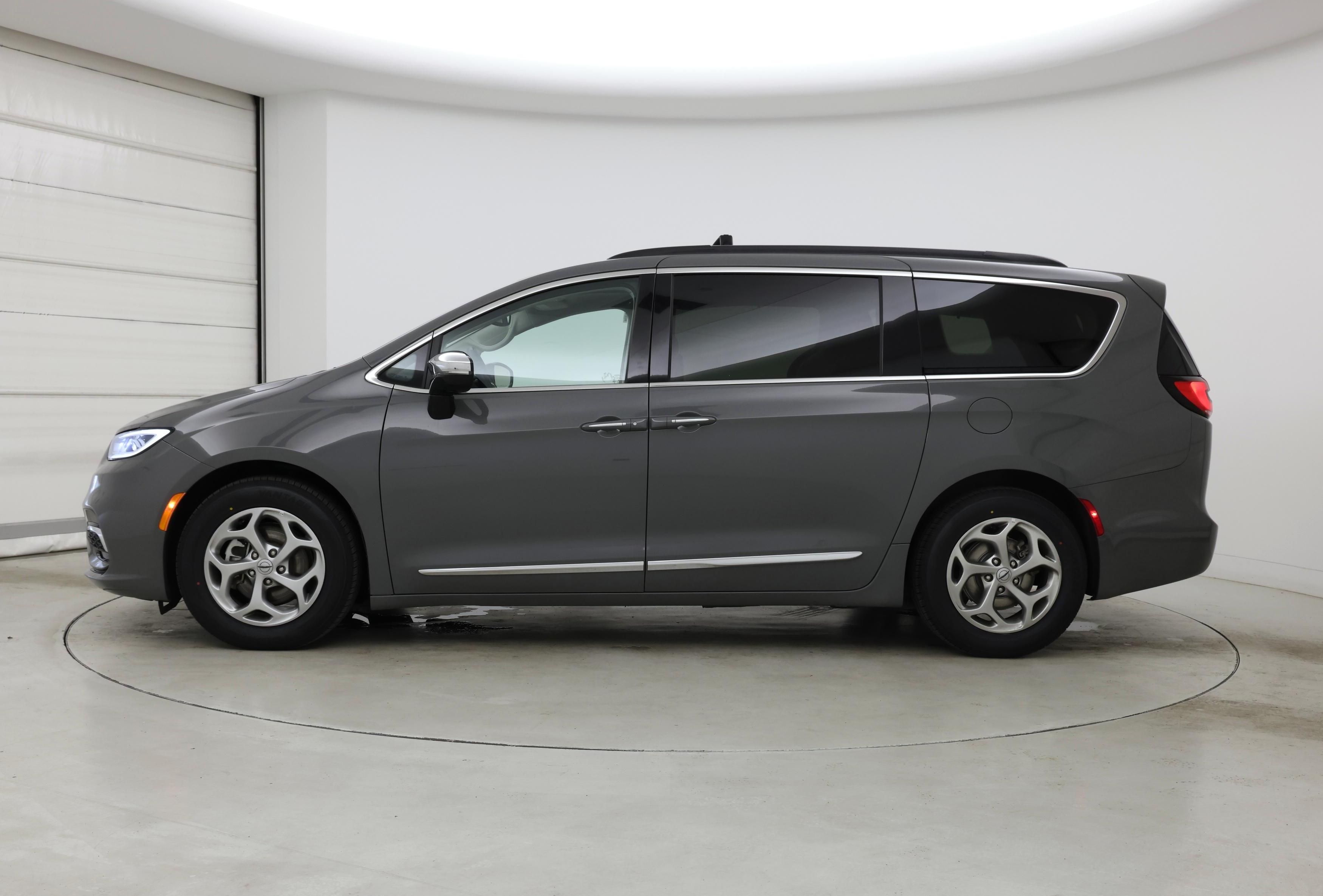 Thumbnail: 2023 Chrysler Pacifica - 3