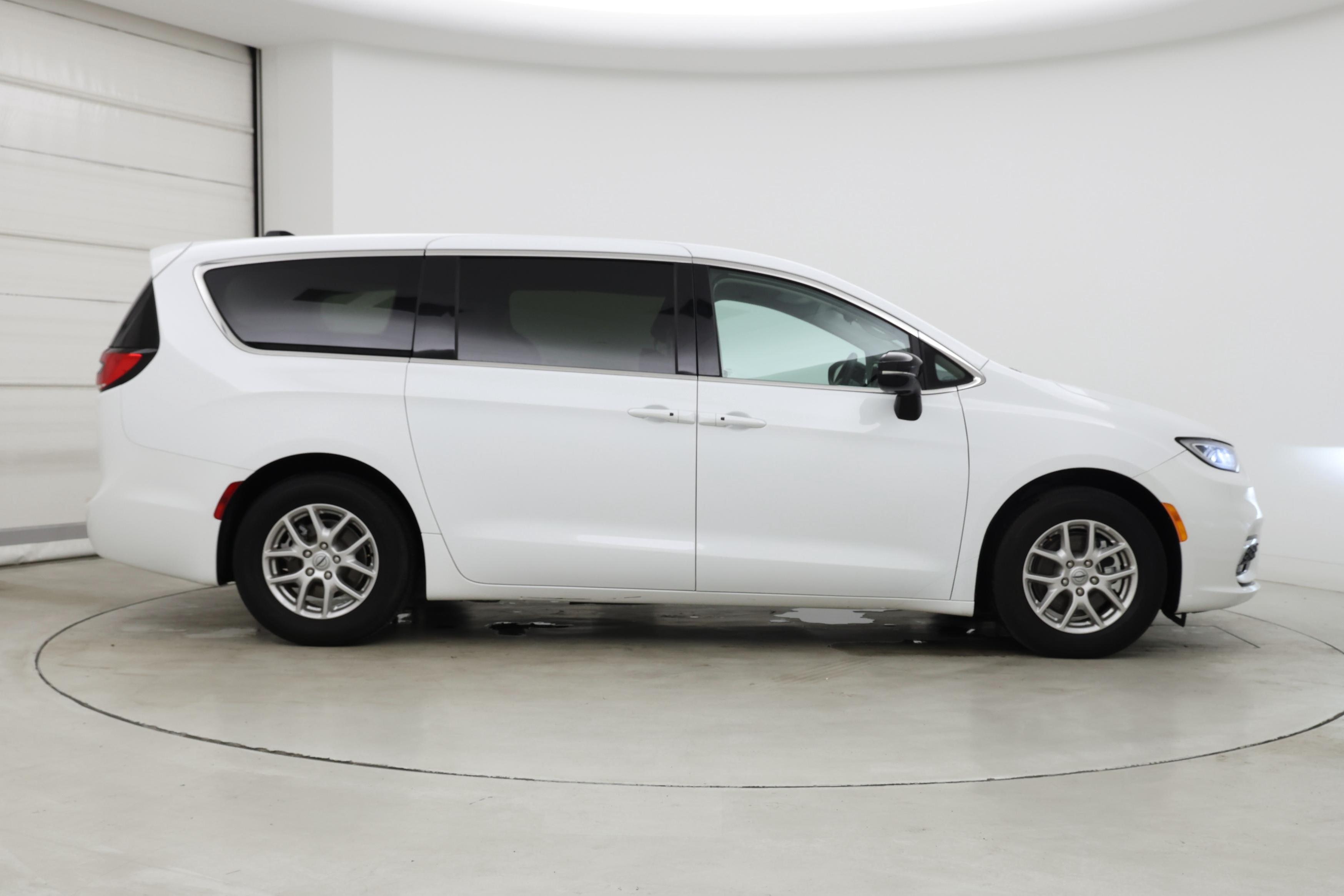 Thumbnail: 2024 Chrysler Pacifica - 7