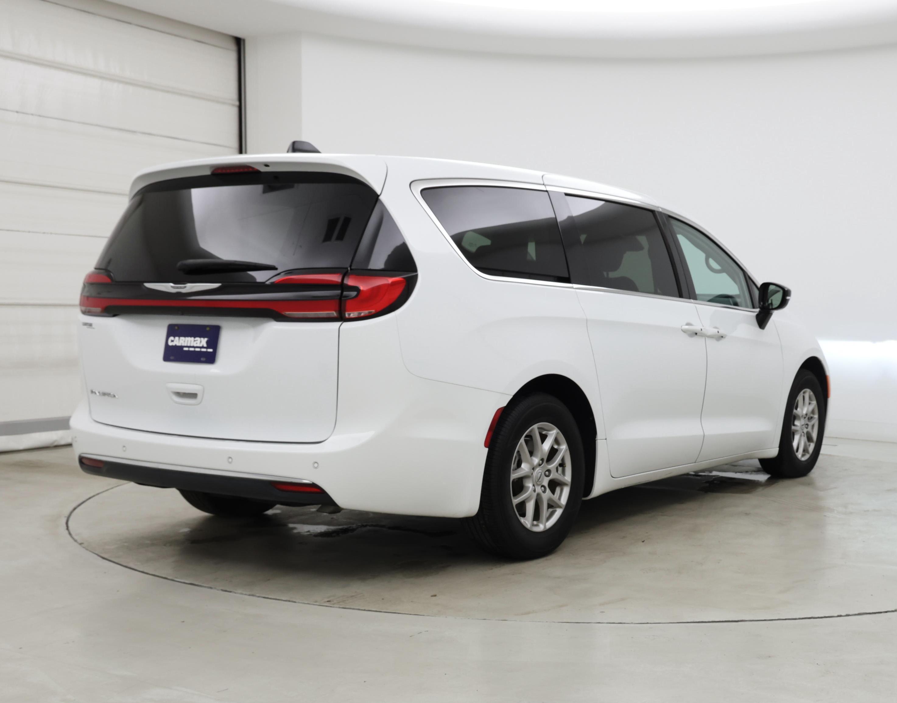 Thumbnail: 2024 Chrysler Pacifica - 8