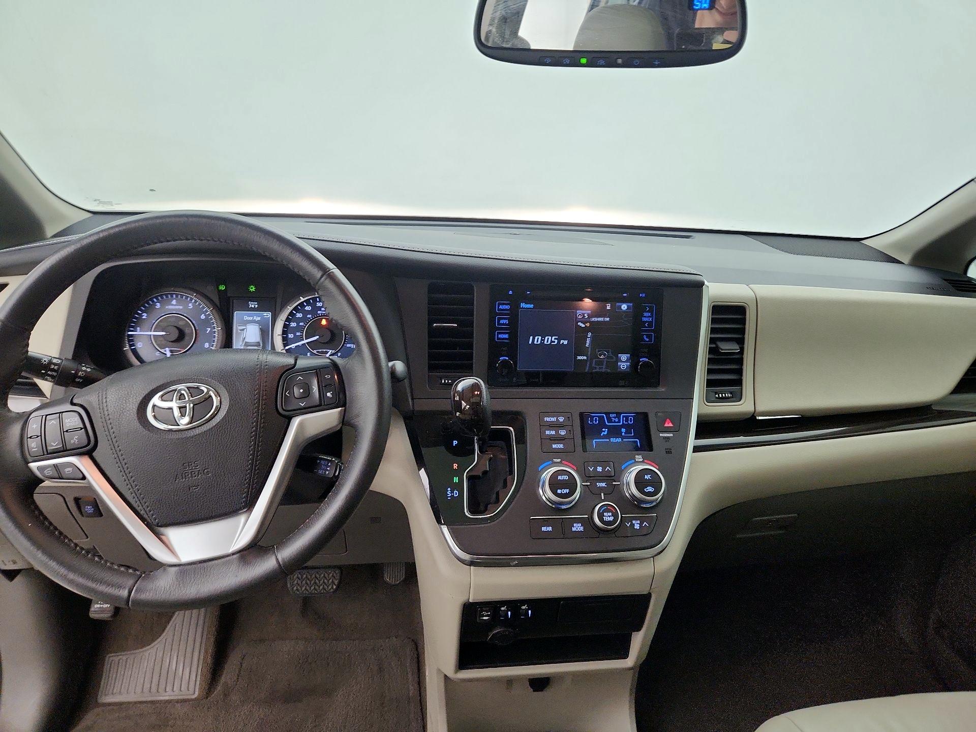 Thumbnail: 2017 Toyota Sienna - 9