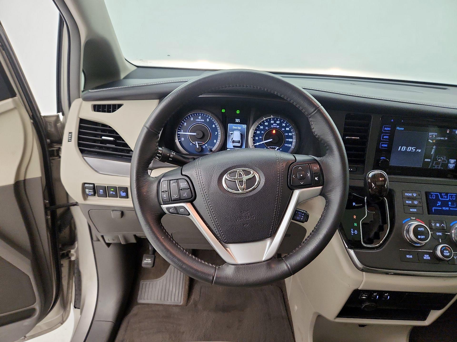 Thumbnail: 2017 Toyota Sienna - 10
