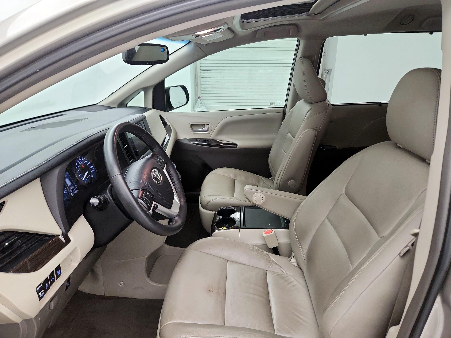 Thumbnail: 2017 Toyota Sienna - 11
