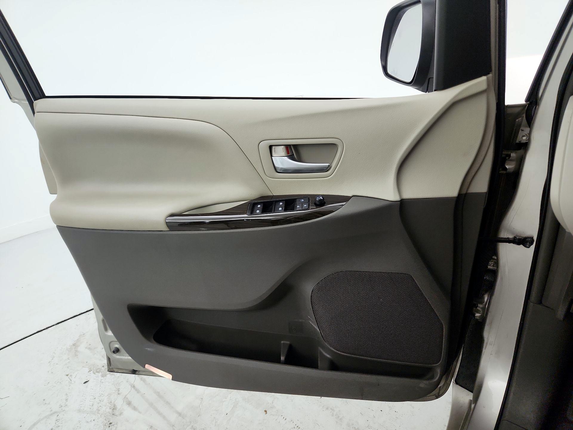 Thumbnail: 2017 Toyota Sienna - 12