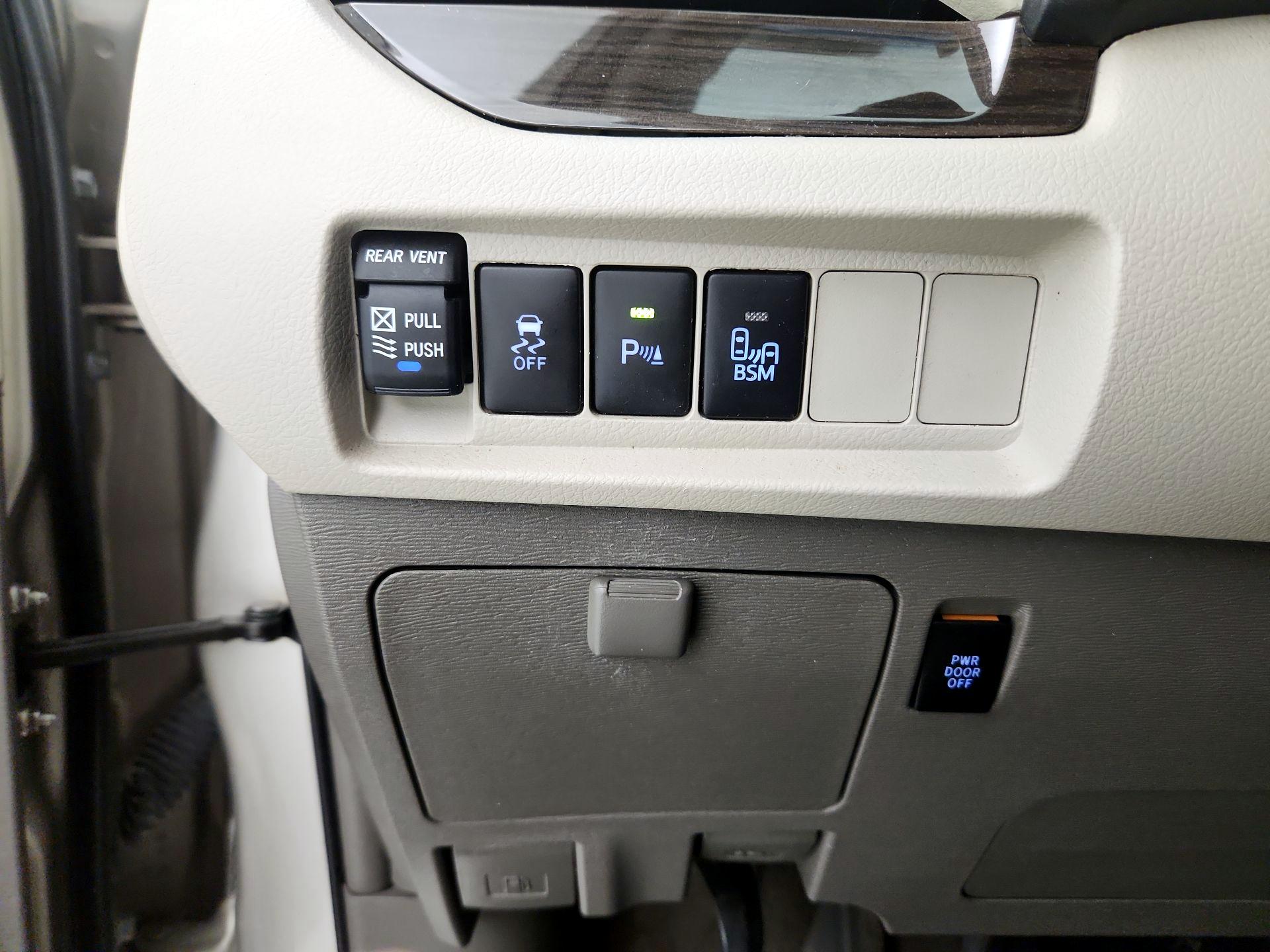 Thumbnail: 2017 Toyota Sienna - 13