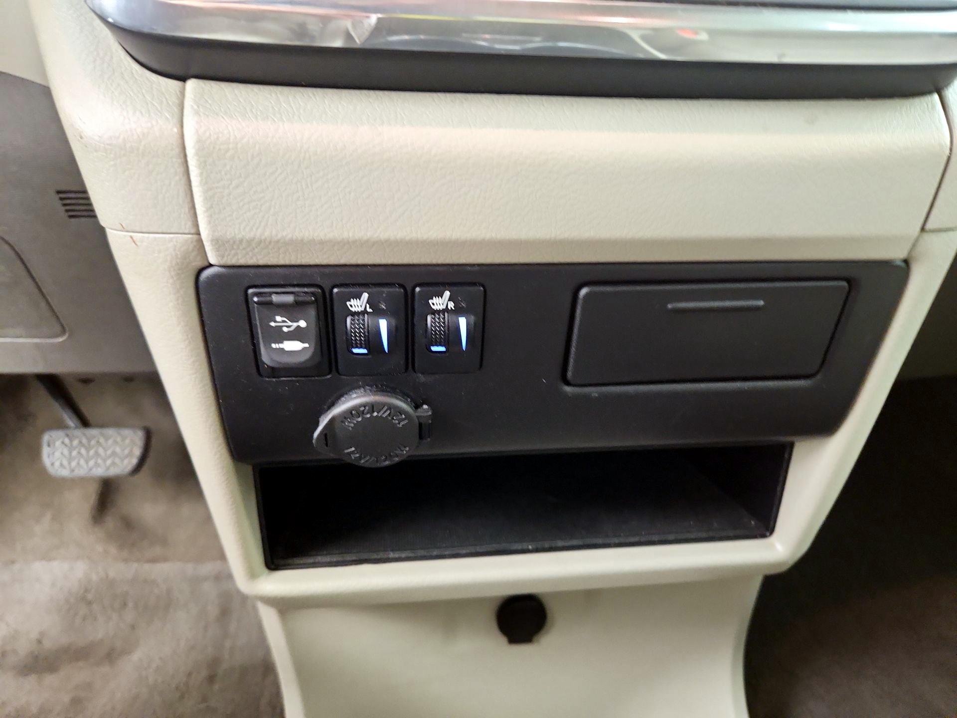 Thumbnail: 2017 Toyota Sienna - 18