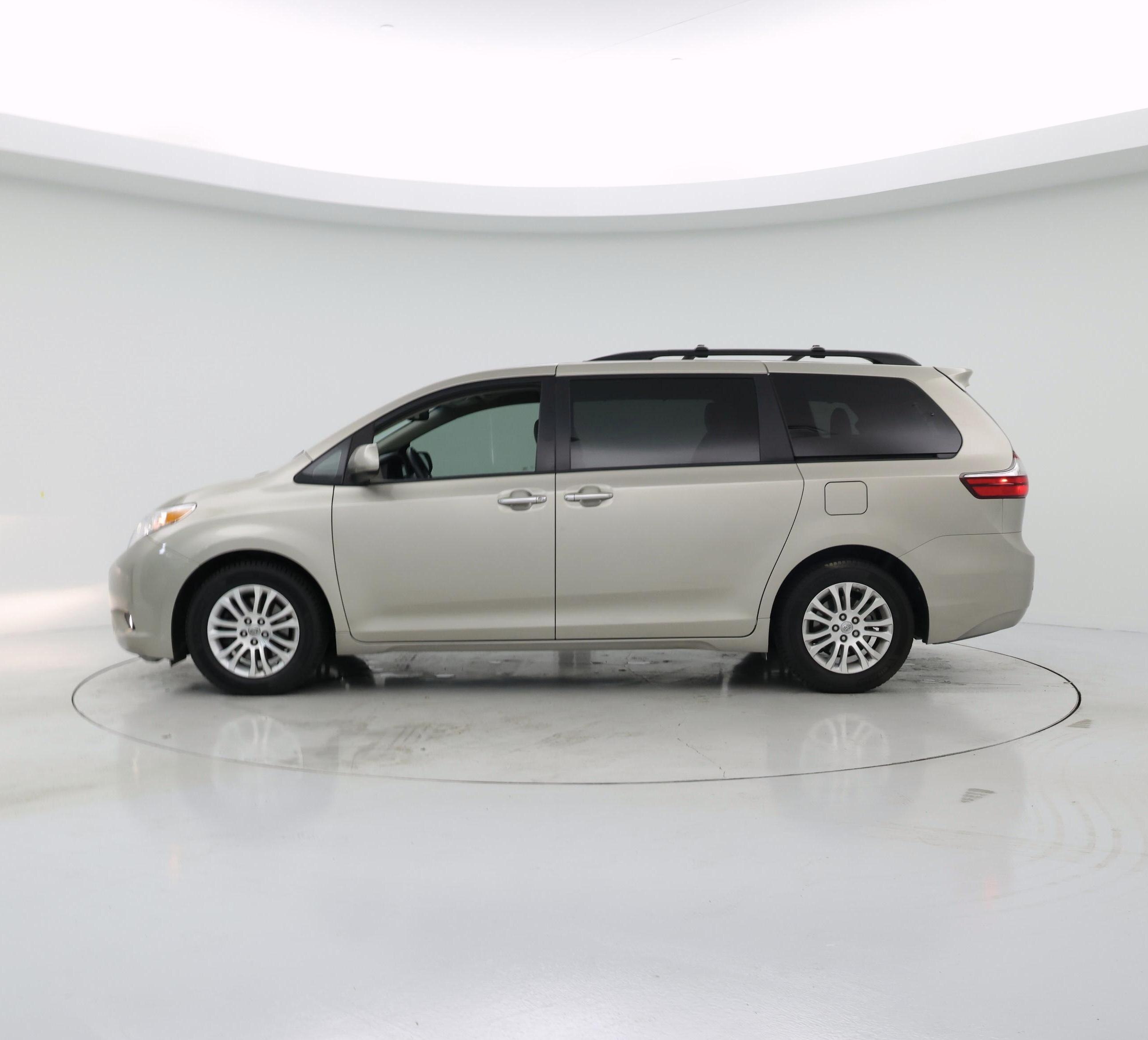 Thumbnail: 2017 Toyota Sienna - 3