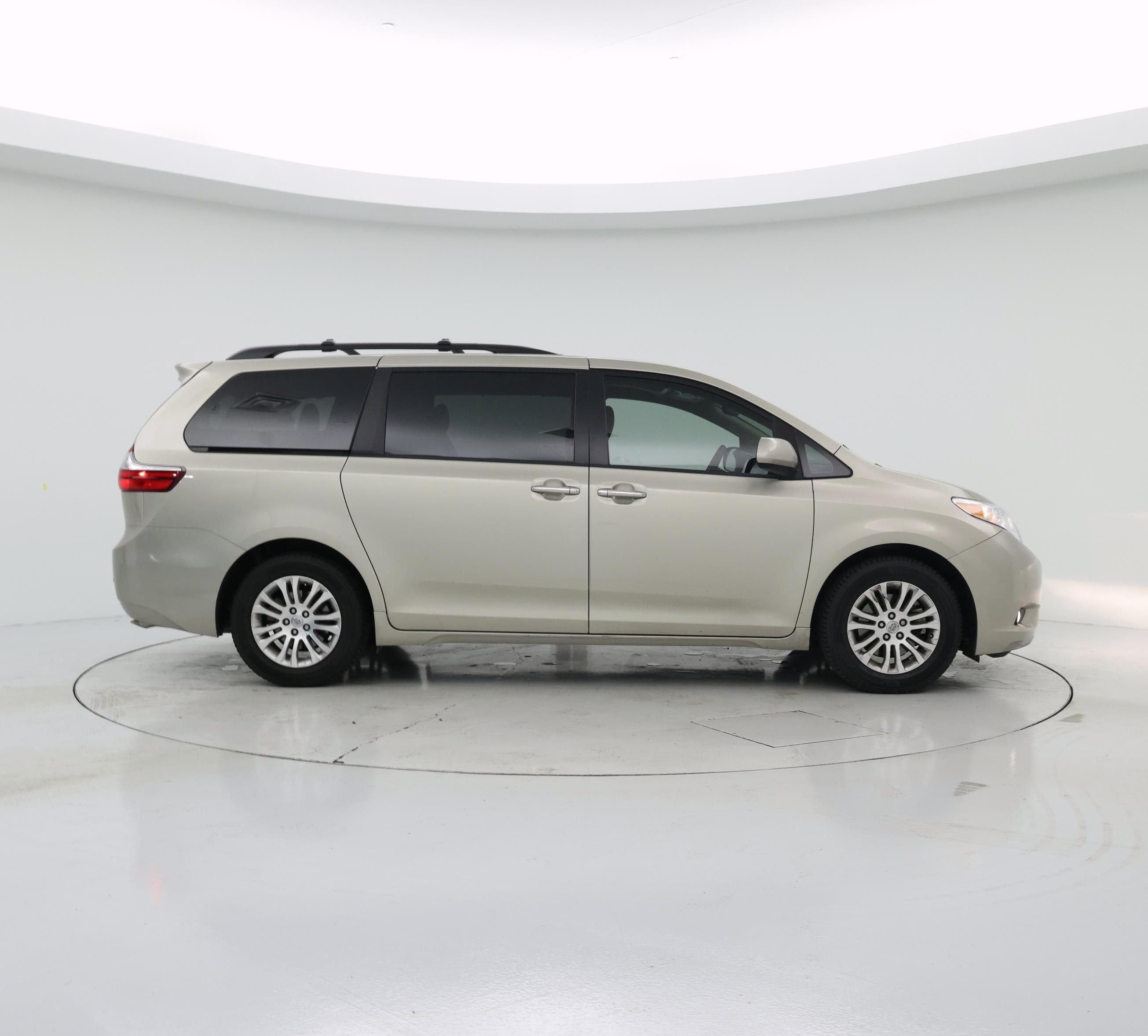 Thumbnail: 2017 Toyota Sienna - 7