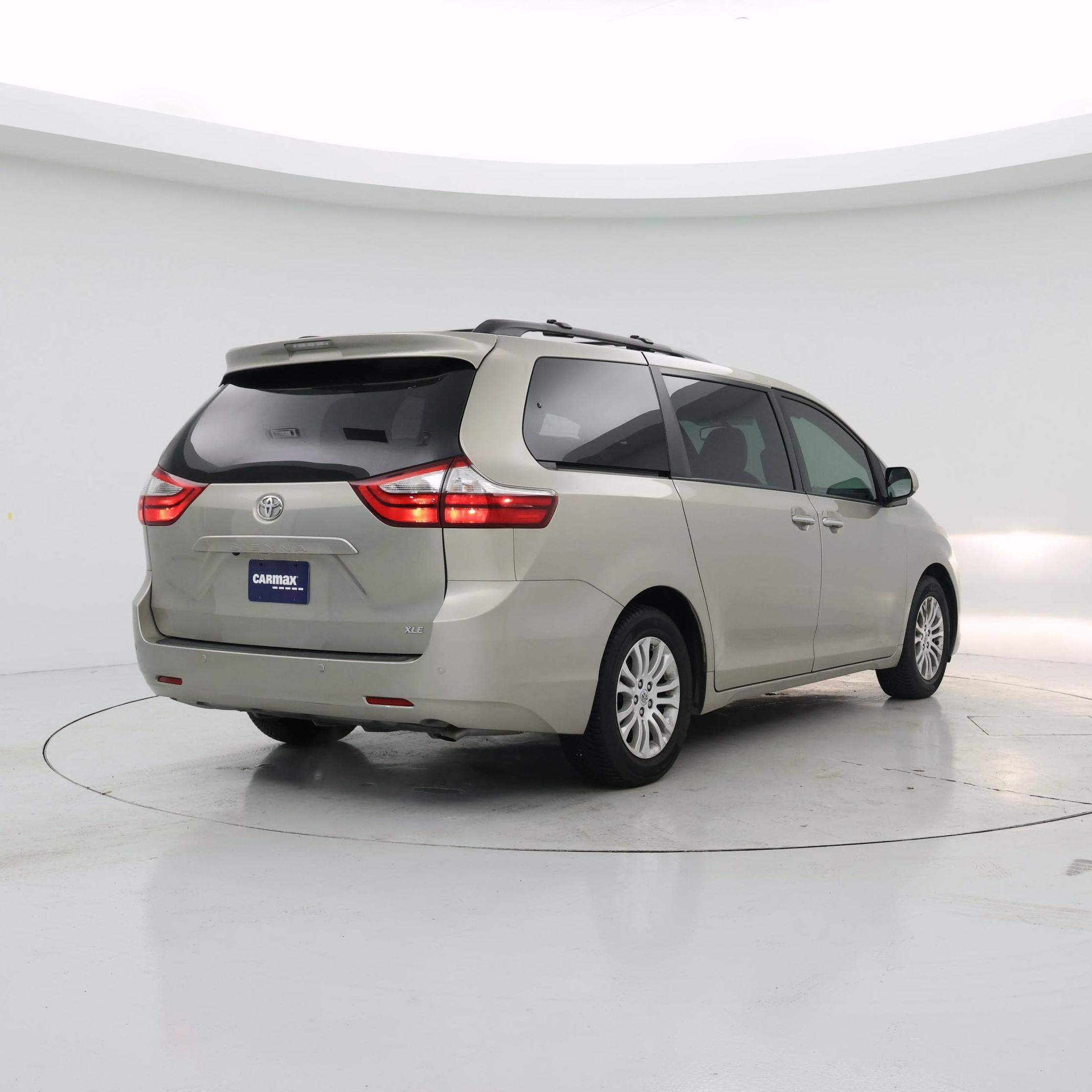 Thumbnail: 2017 Toyota Sienna - 8