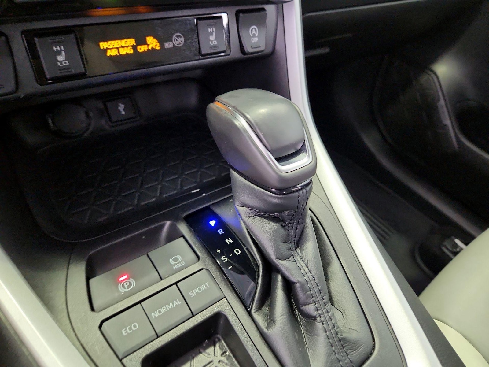 2021 Toyota RAV4 XLE Premium - Photo 18