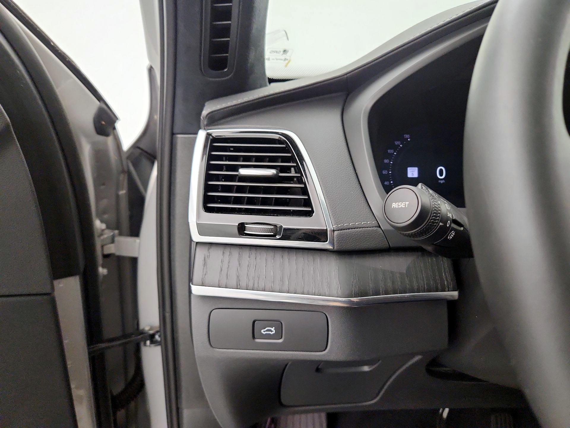 Thumbnail: 2025 Volvo XC90 - 13