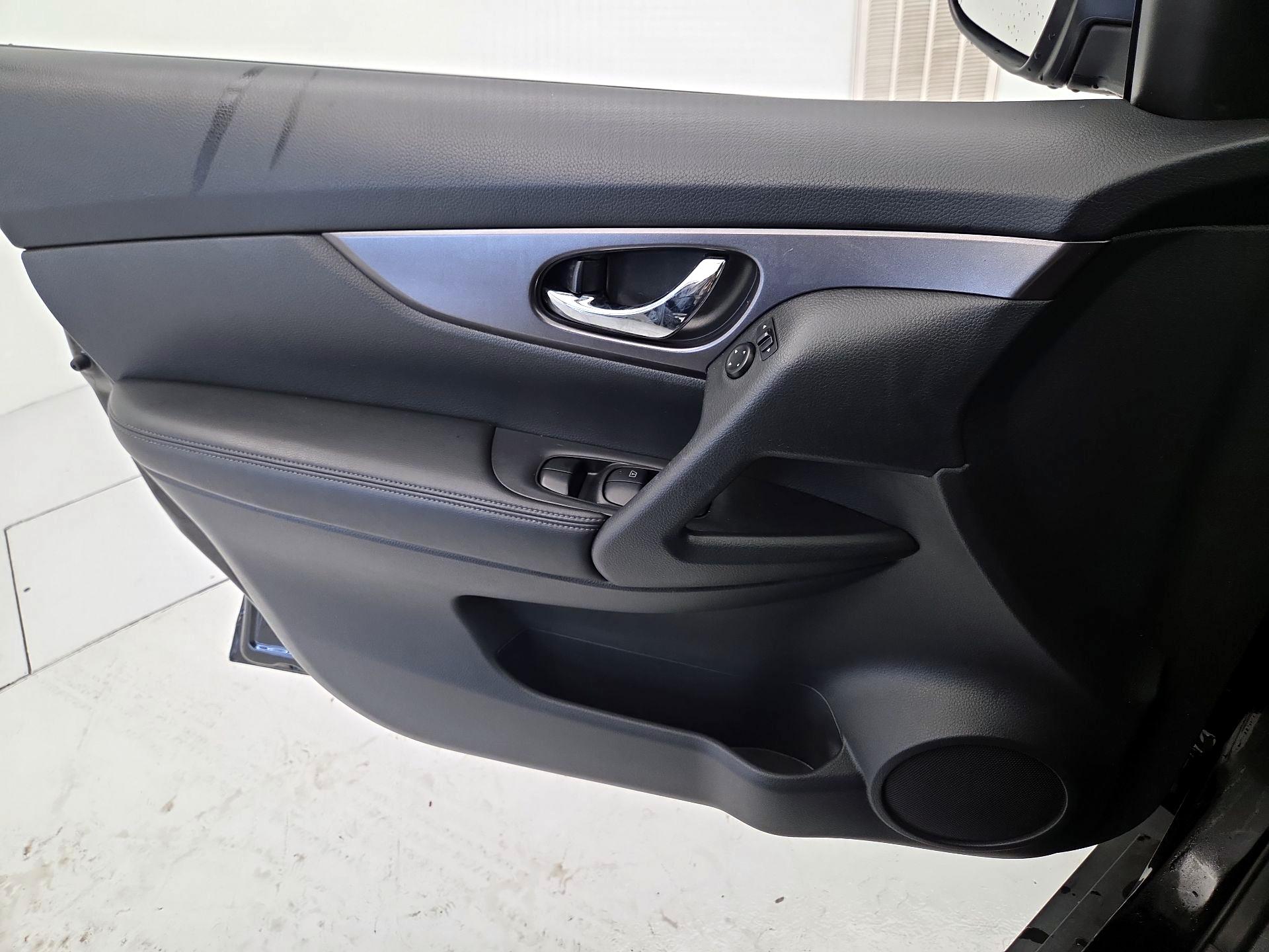 Thumbnail: 2015 Nissan Rogue - 12