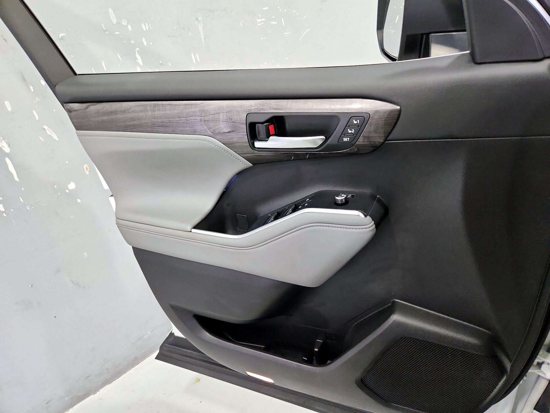 Thumbnail: 2024 Toyota Highlander - 12