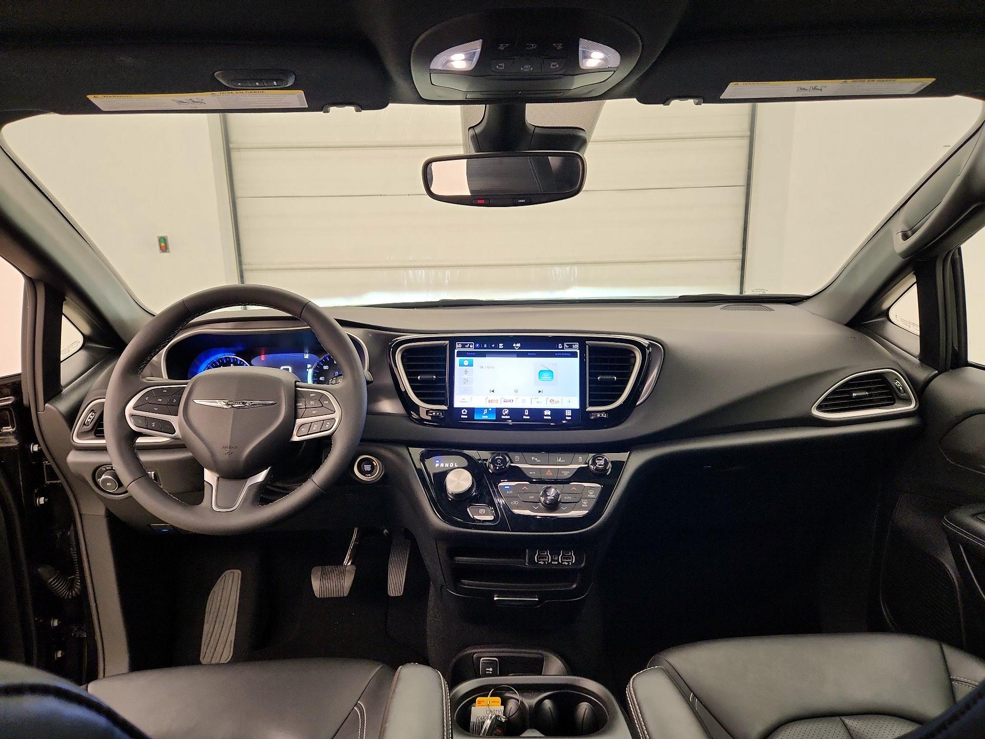 Thumbnail: 2025 Chrysler Pacifica - 9