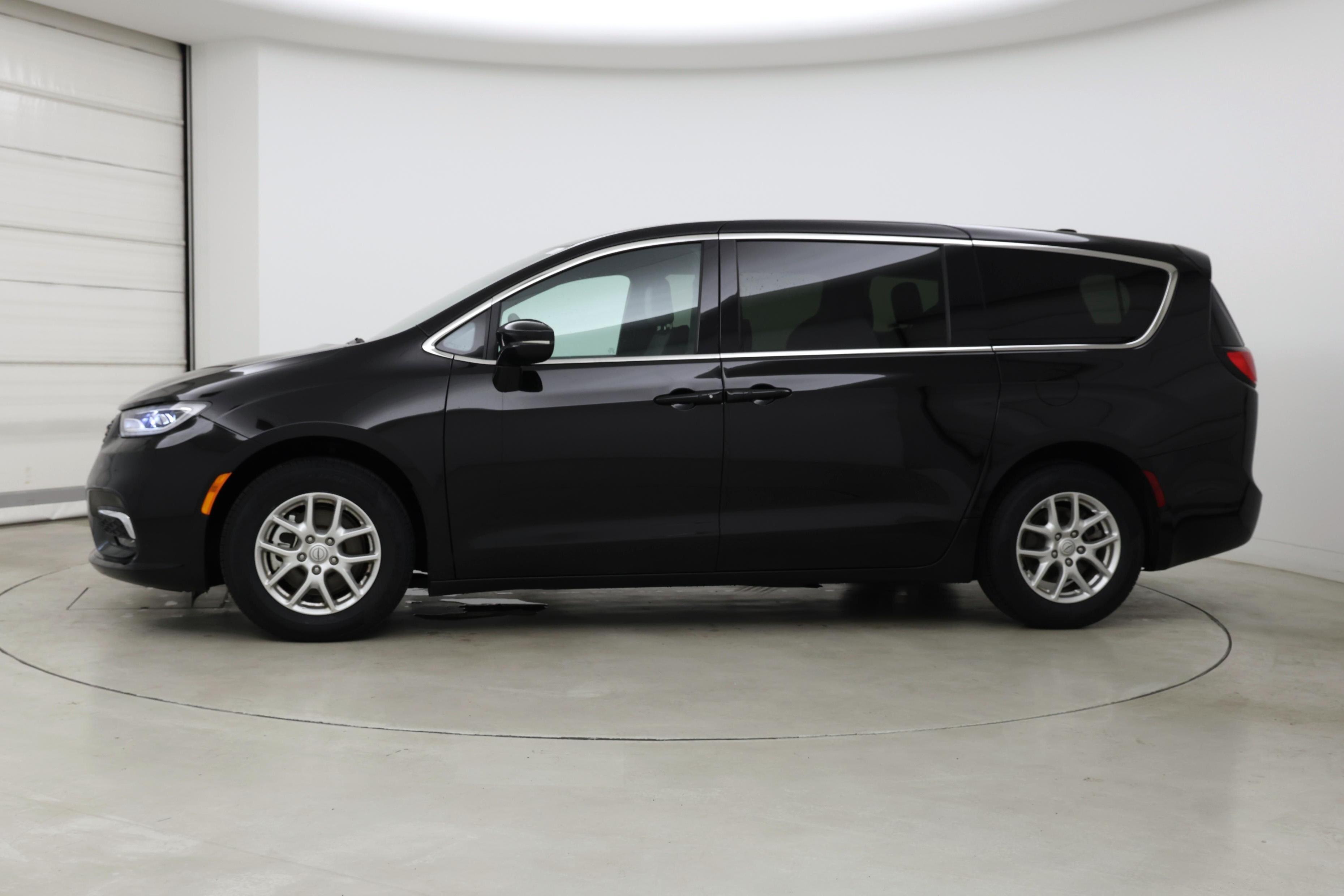 Thumbnail: 2025 Chrysler Pacifica - 3