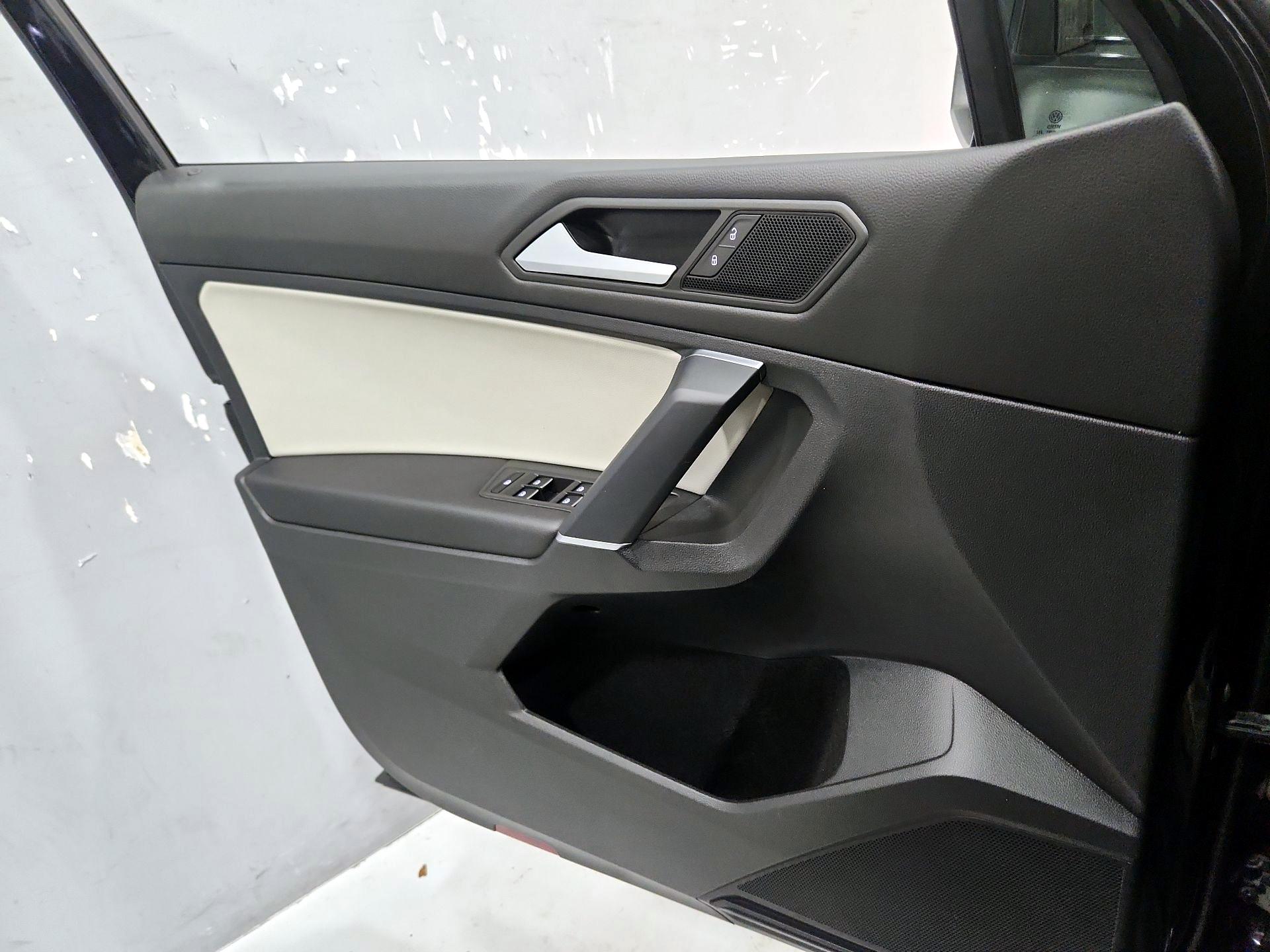 Thumbnail: 2020 Volkswagen Tiguan - 12