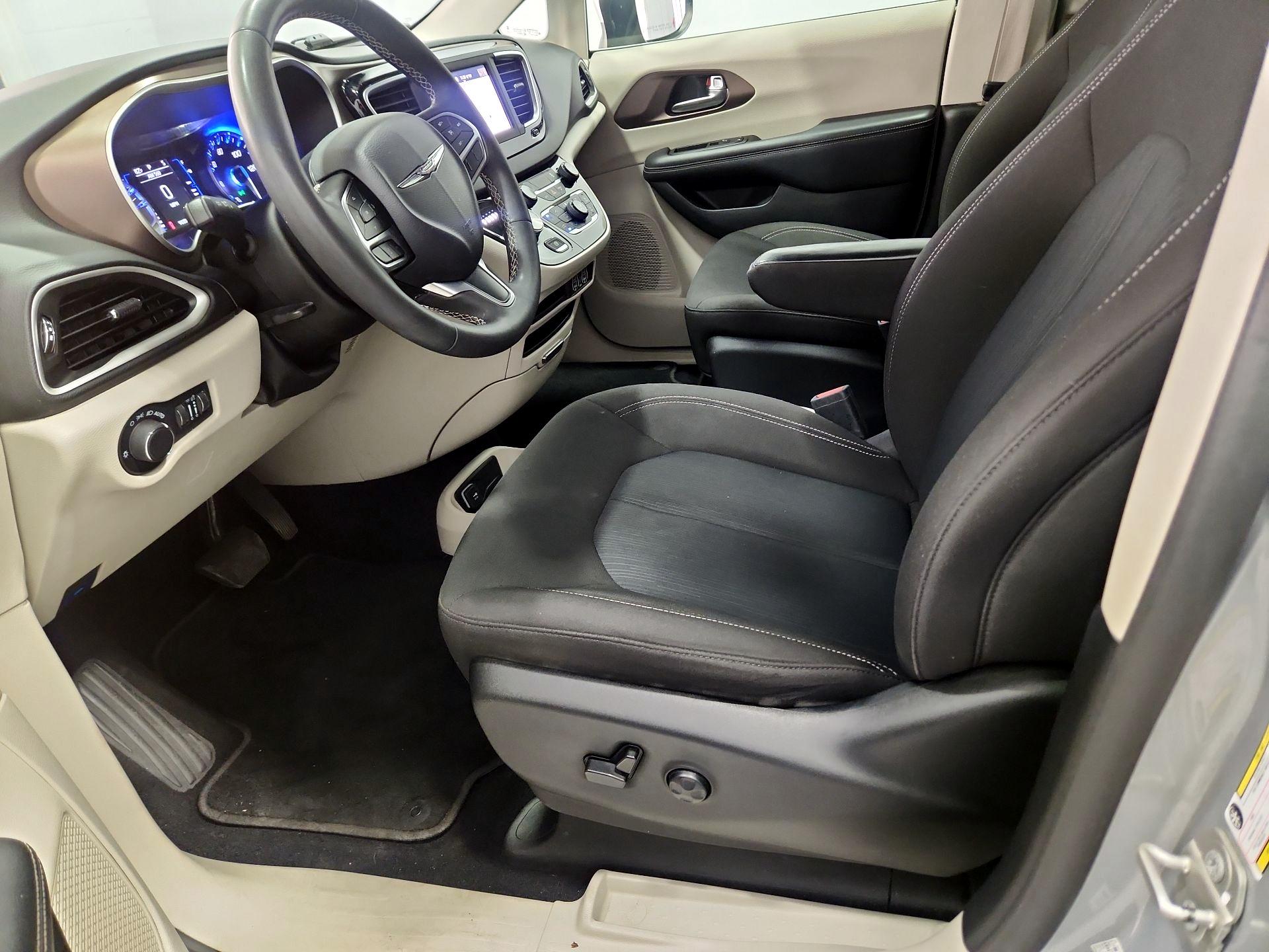 Thumbnail: 2023 Chrysler Voyager - 11