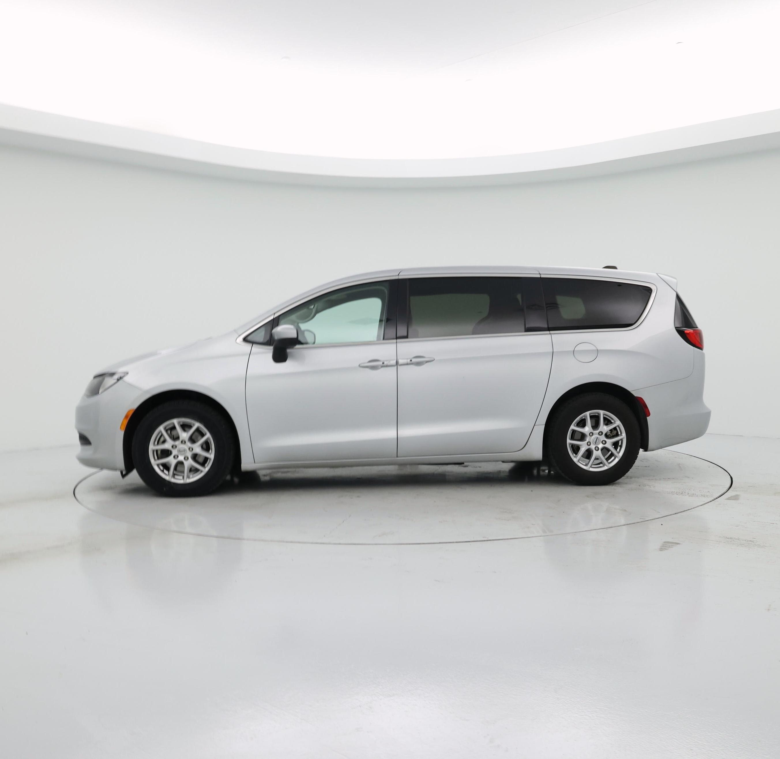 Thumbnail: 2023 Chrysler Voyager - 3