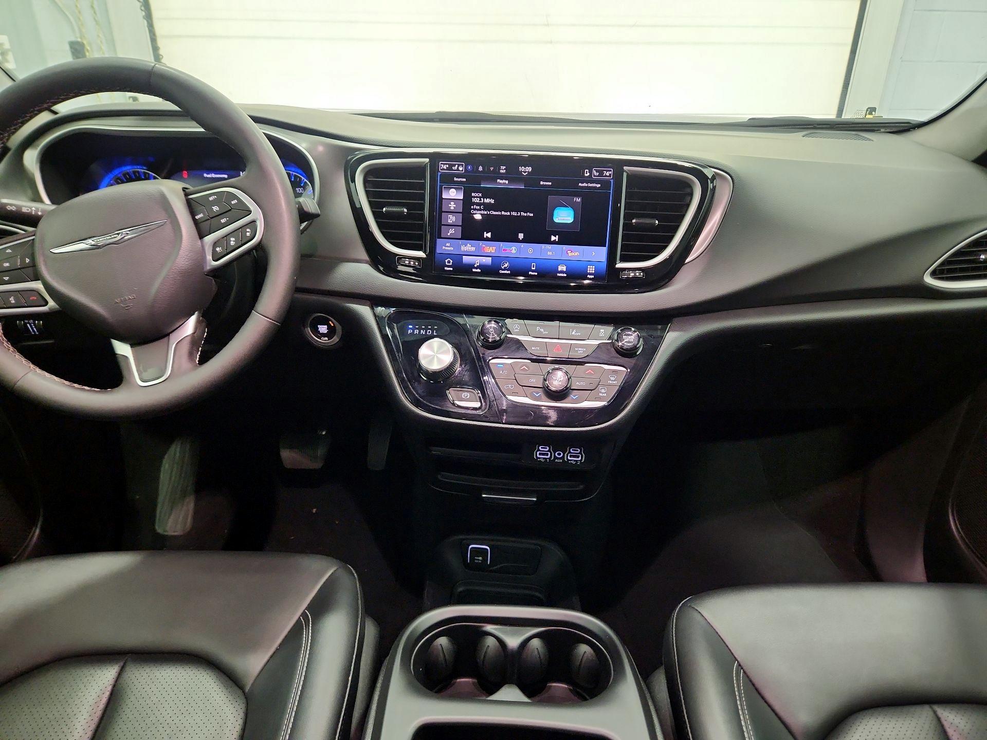 Thumbnail: 2025 Chrysler Pacifica - 9
