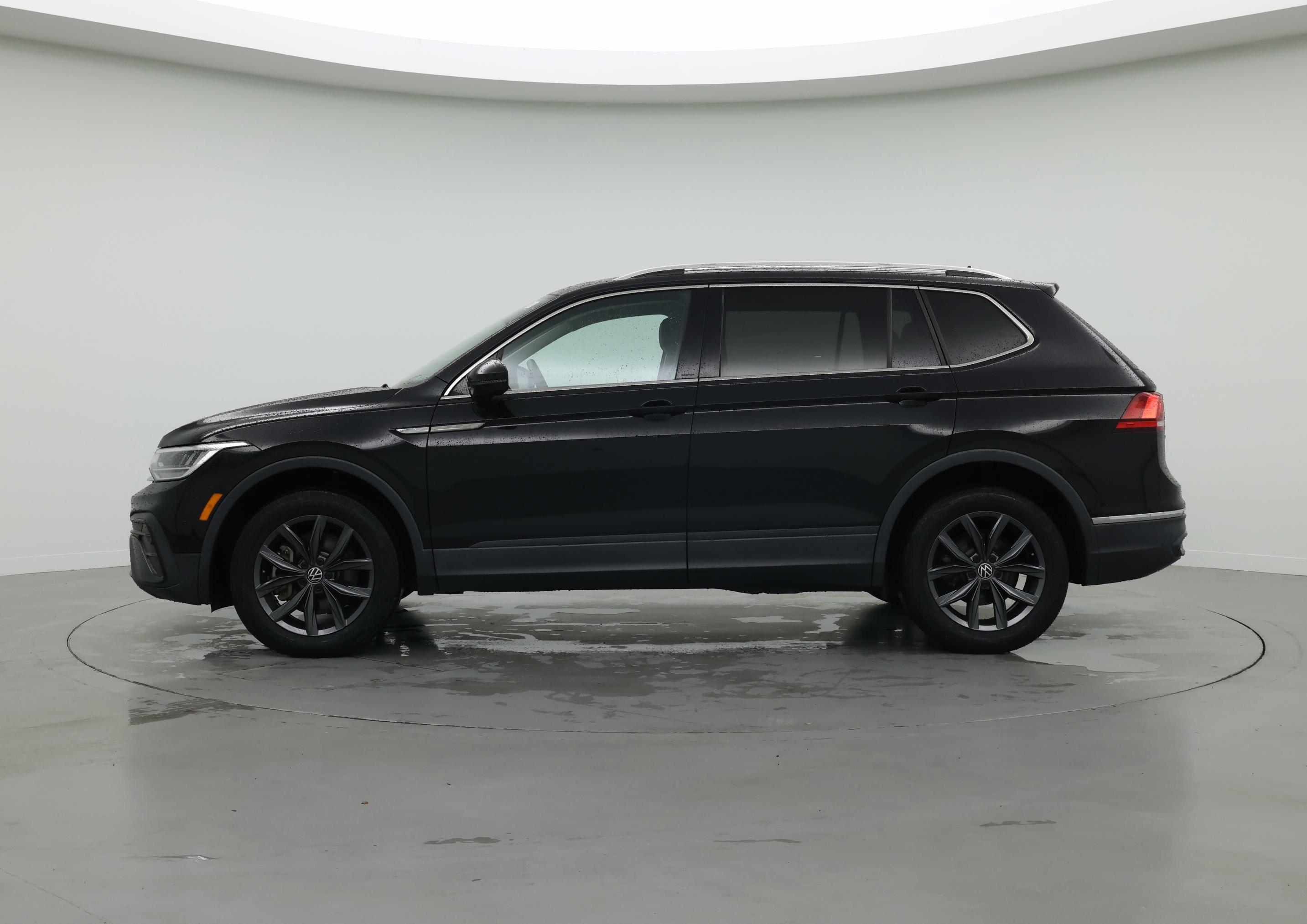 Thumbnail: 2022 Volkswagen Tiguan - 3