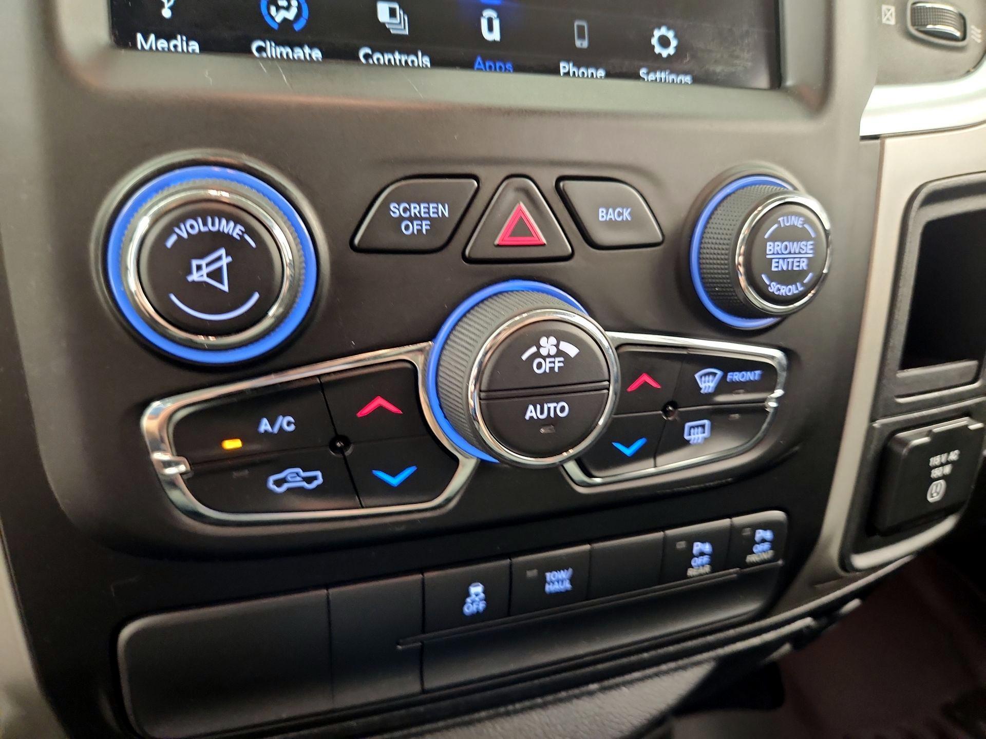 Thumbnail: 2019 RAM 1500 Classic - 16