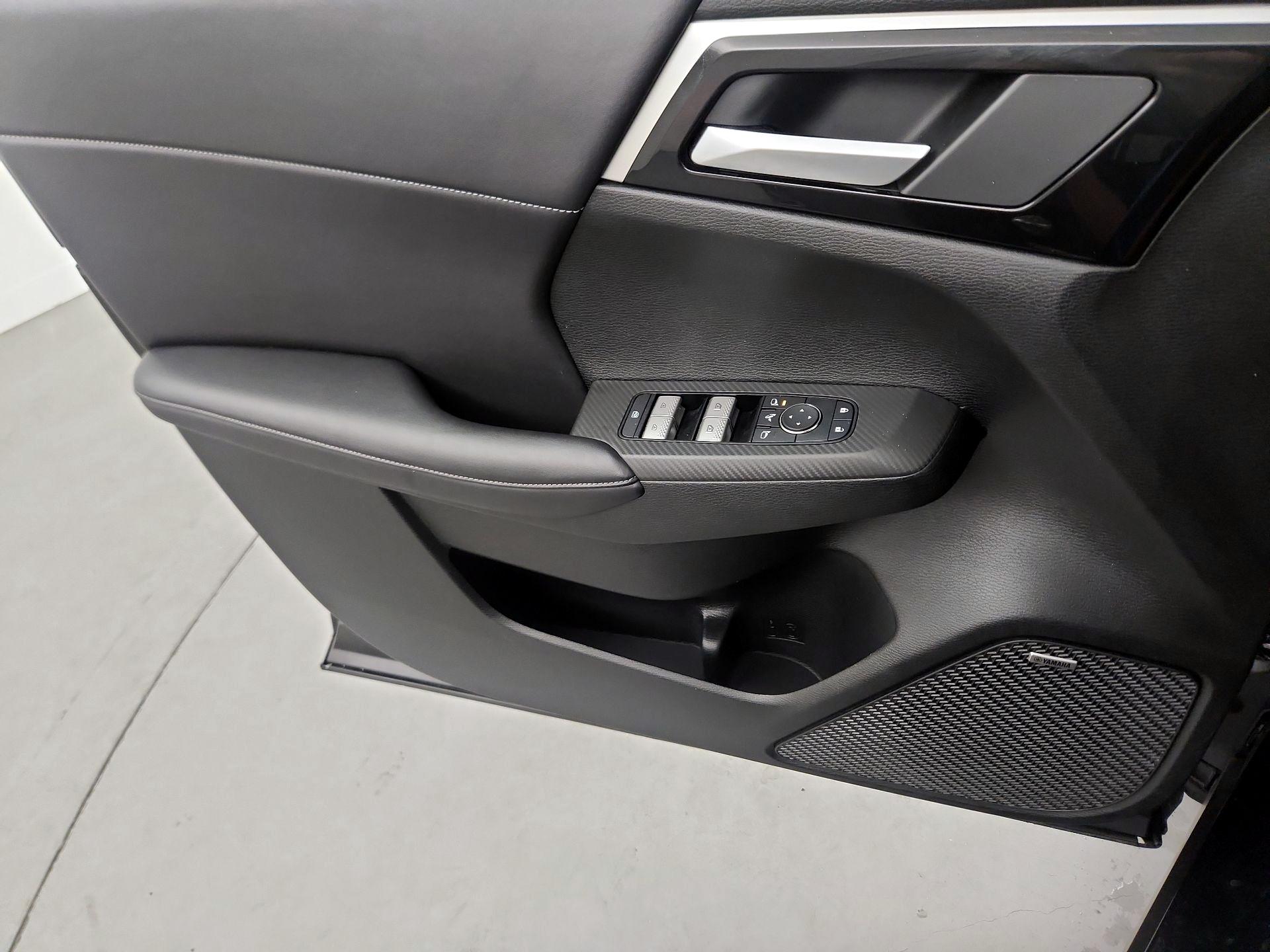 Thumbnail: 2025 Mitsubishi Outlander - 10
