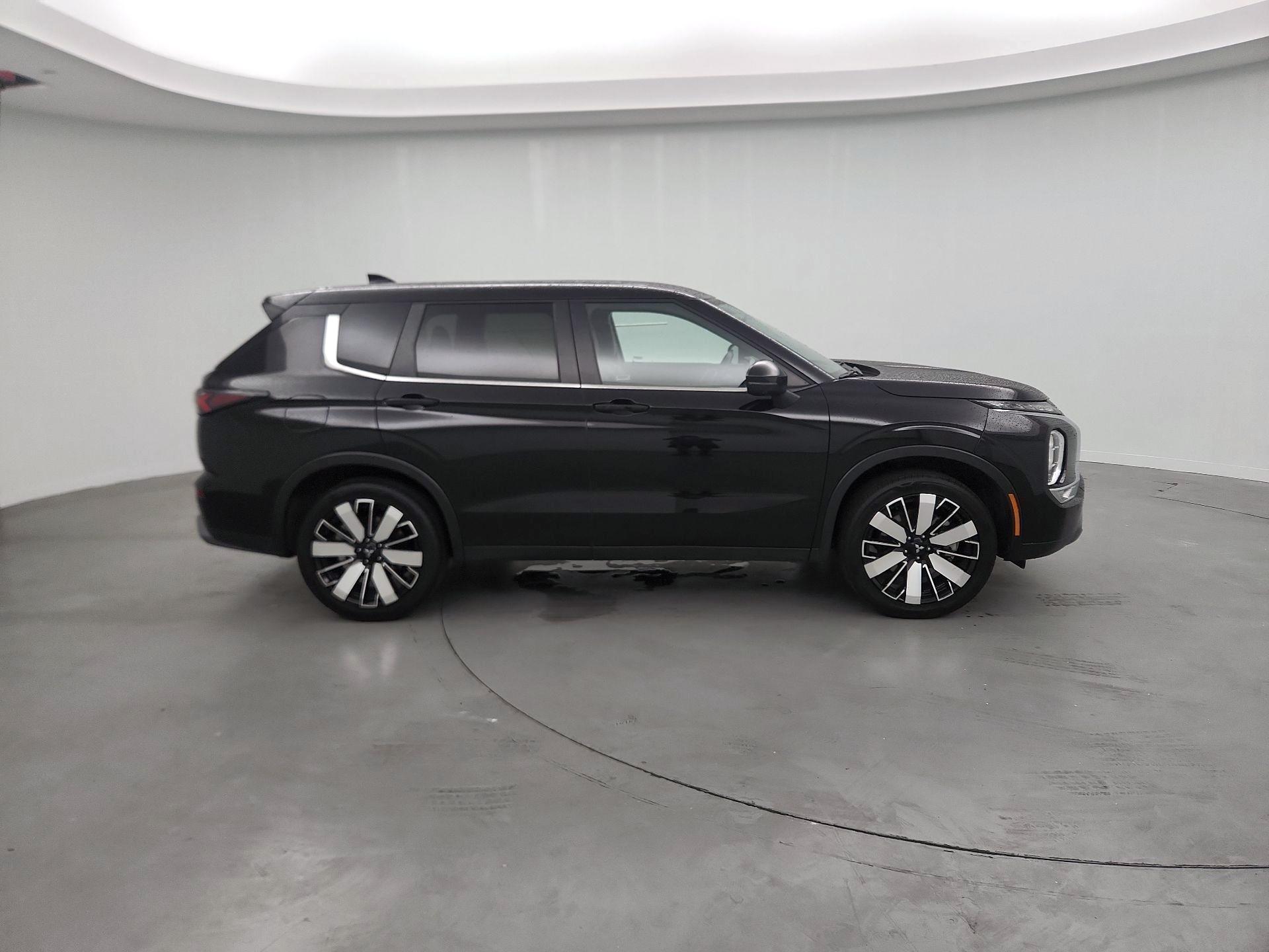 Thumbnail: 2025 Mitsubishi Outlander - 4