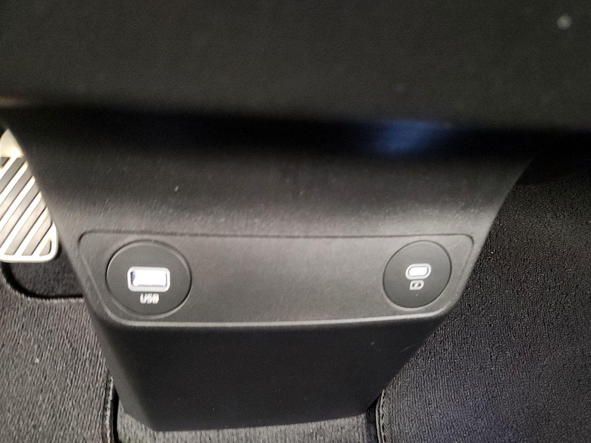 Thumbnail: 2022 Kia EV6 - 19