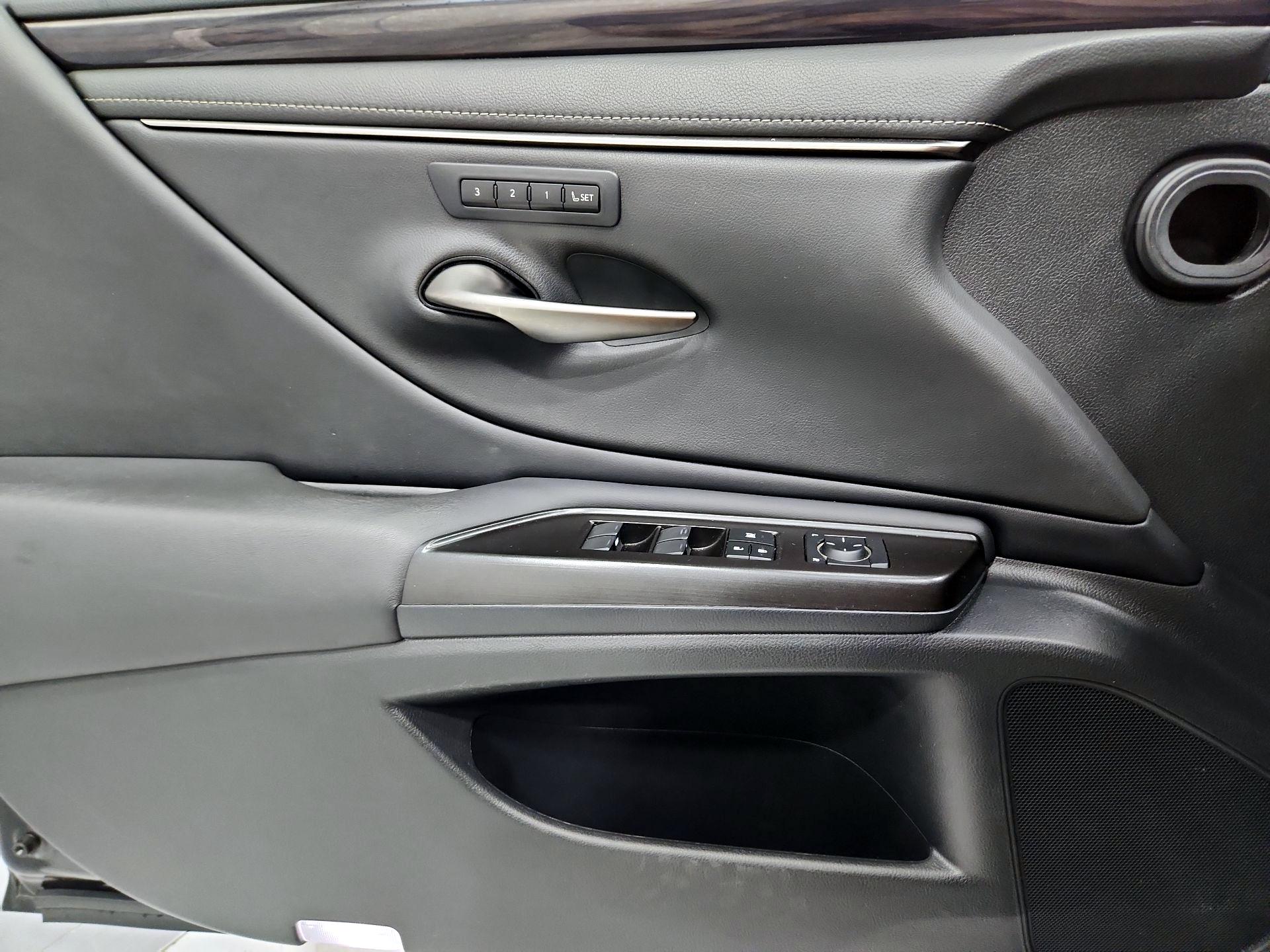 Thumbnail: 2019 Lexus ES - 12