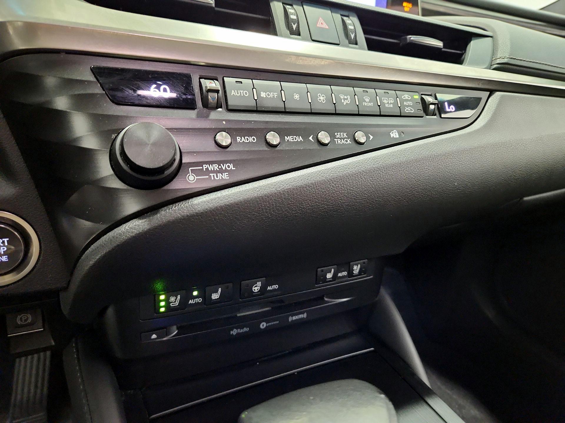 Thumbnail: 2019 Lexus ES - 16