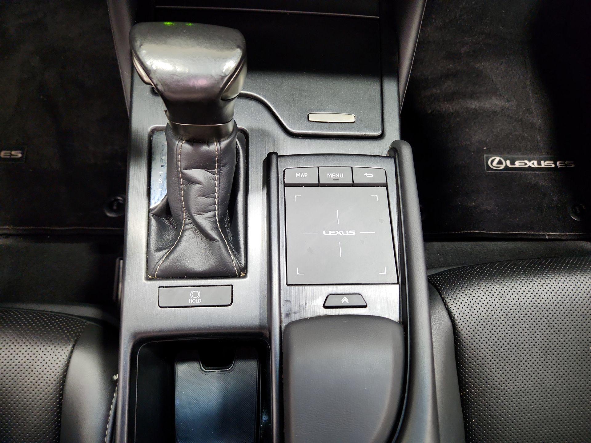 Thumbnail: 2019 Lexus ES - 17