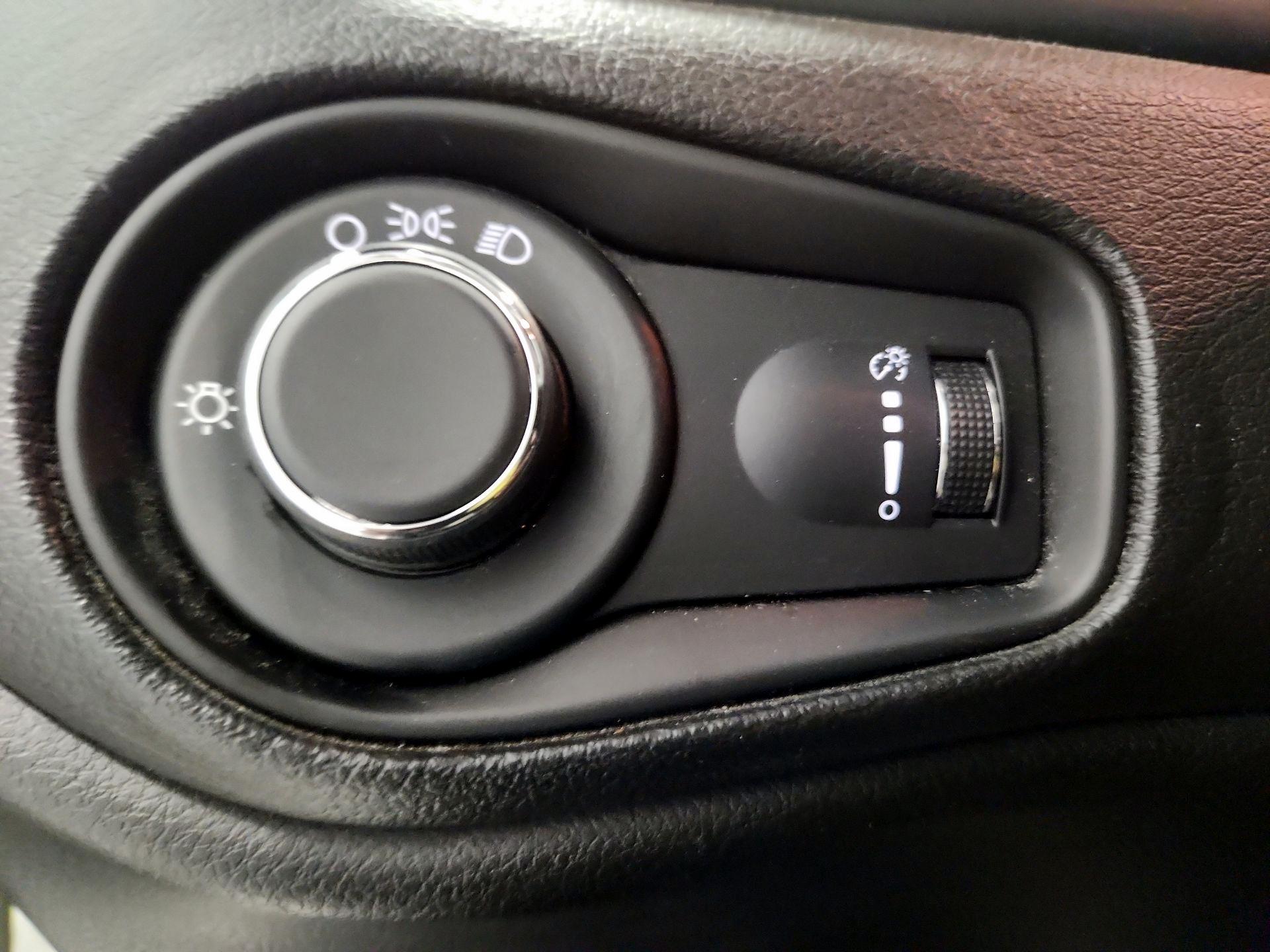 Thumbnail: 2015 Jeep Renegade - 13