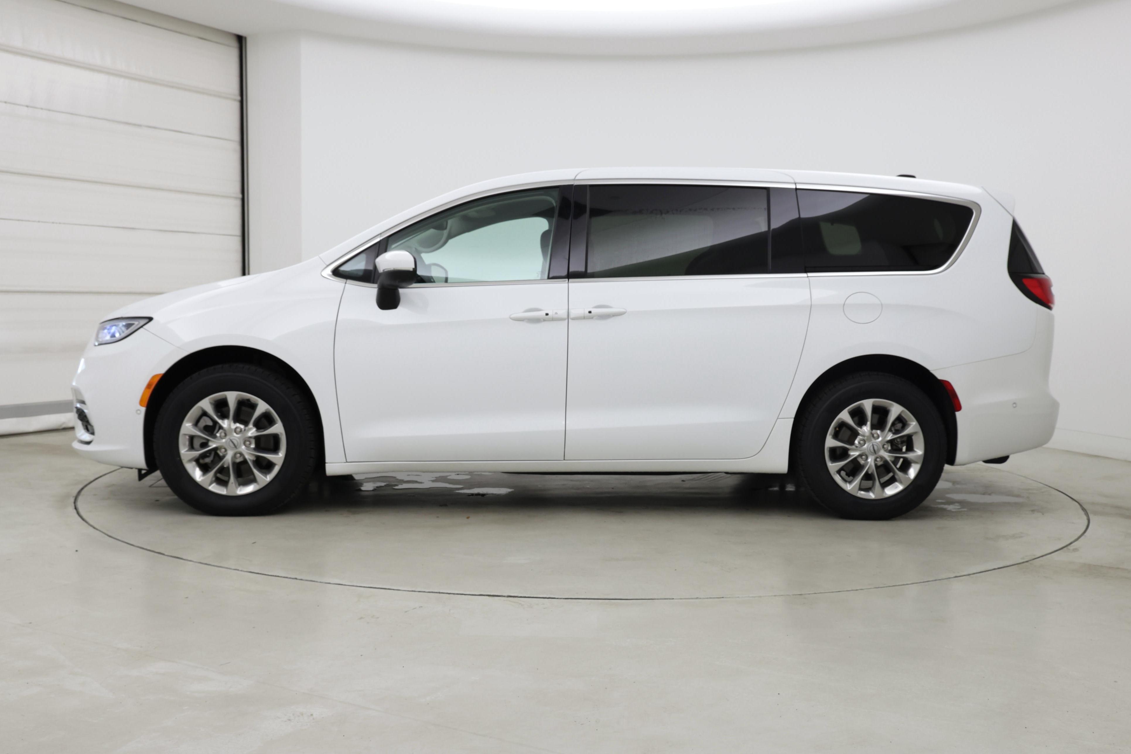 Thumbnail: 2023 Chrysler Pacifica - 3
