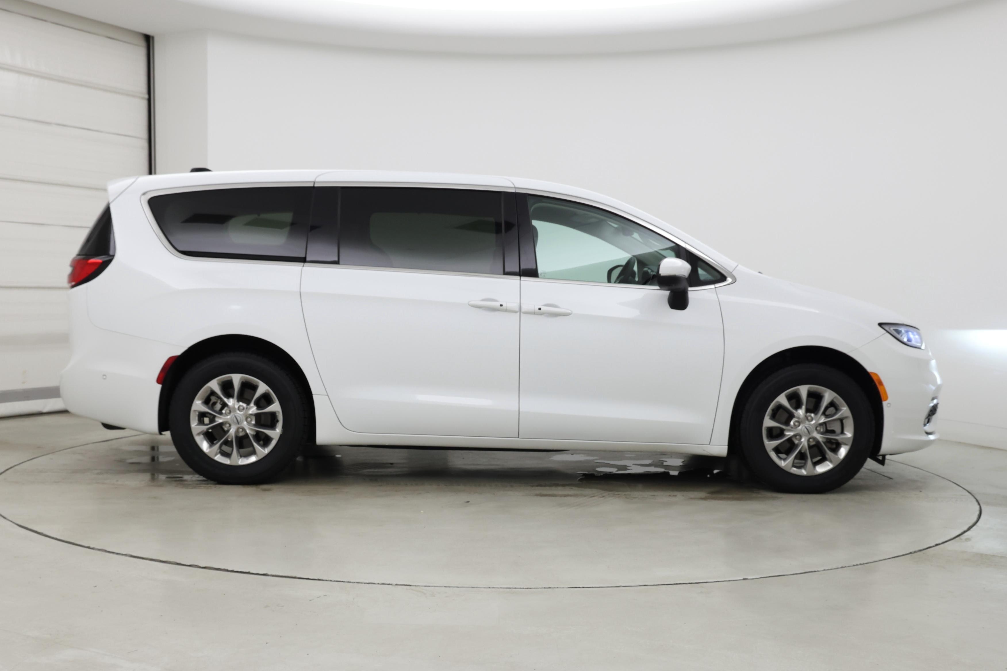 Thumbnail: 2023 Chrysler Pacifica - 7
