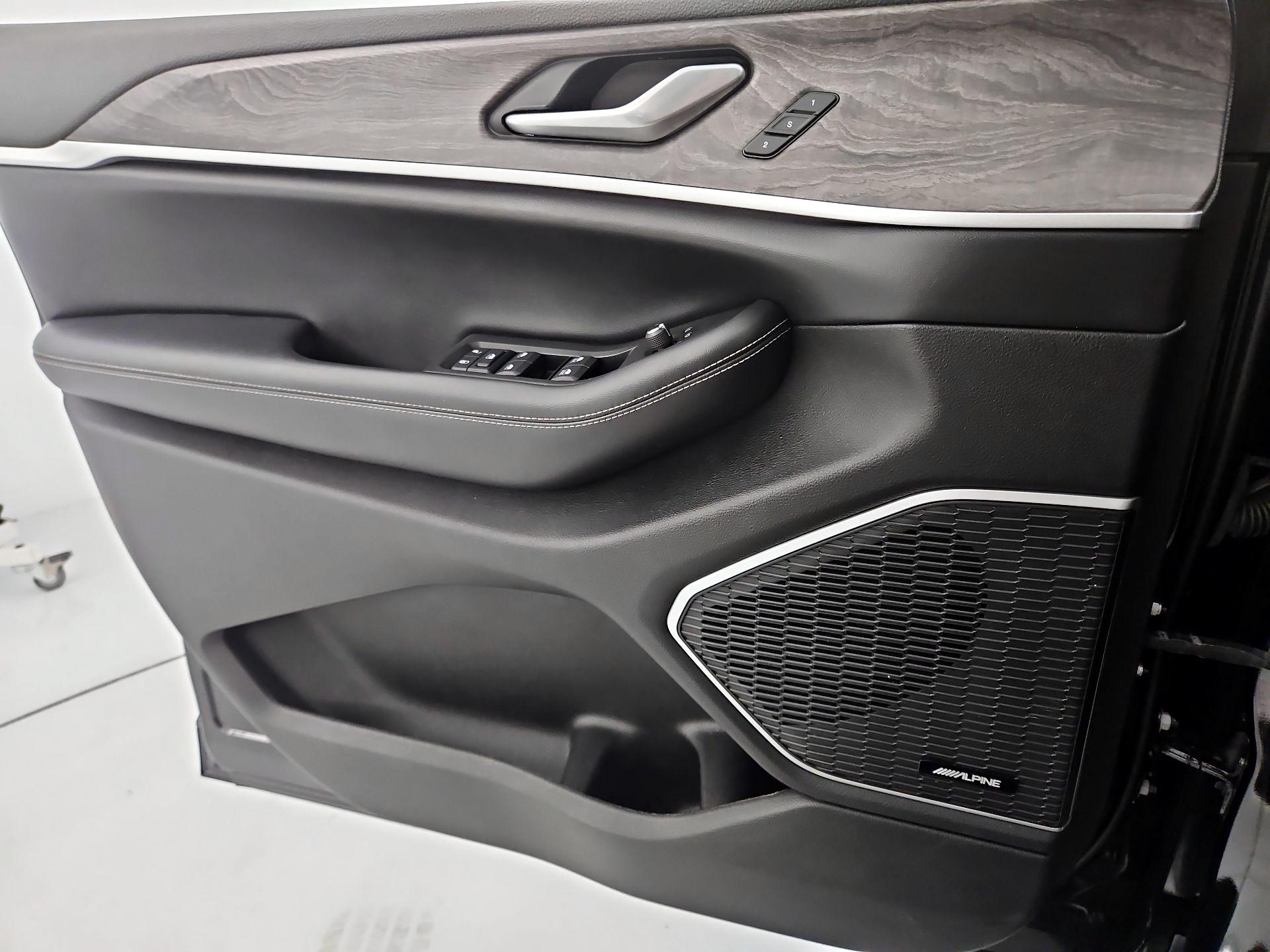 Thumbnail: 2023 Jeep Grand Cherokee - 12