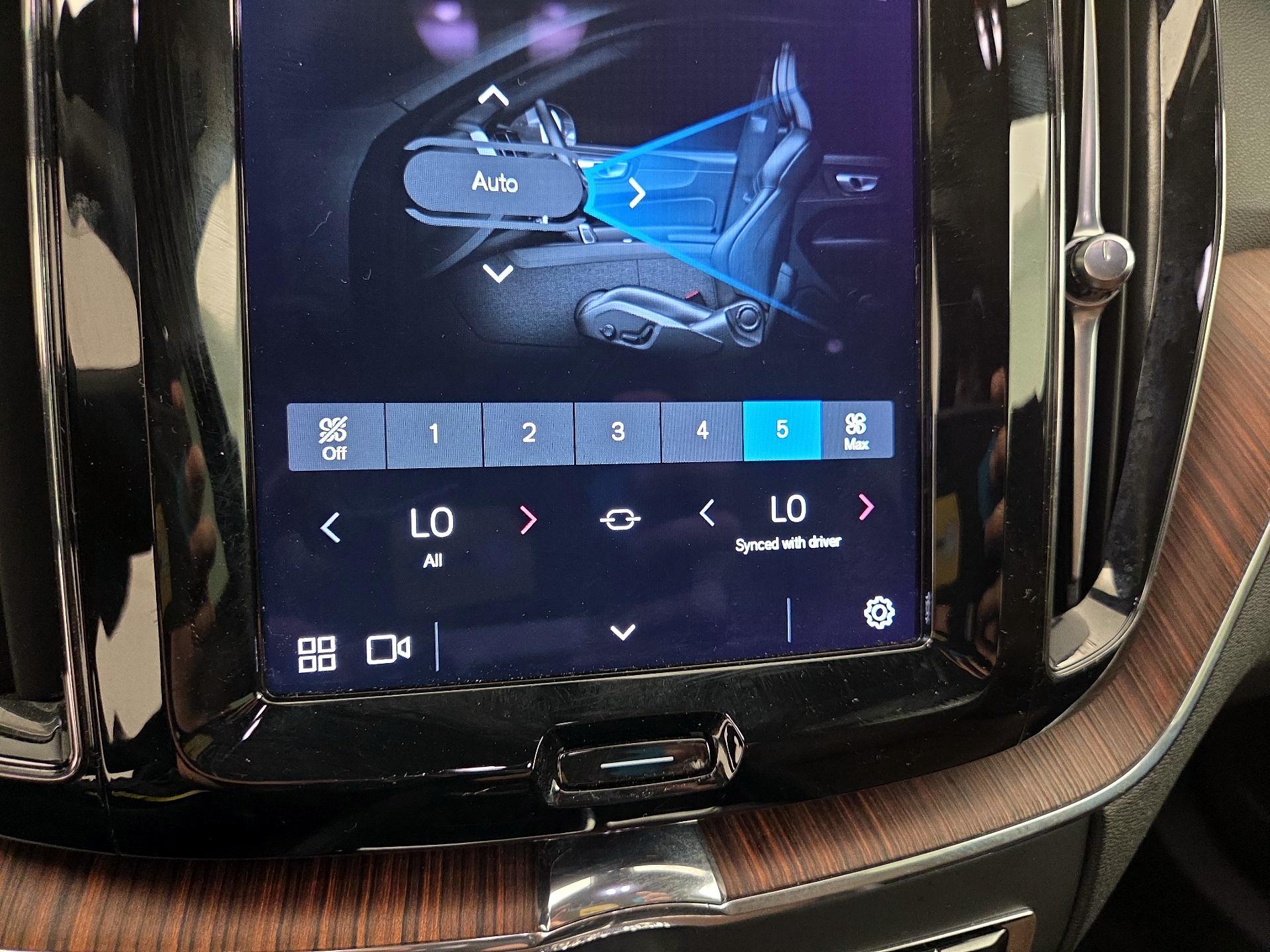 Thumbnail: 2023 Volvo XC60 - 15