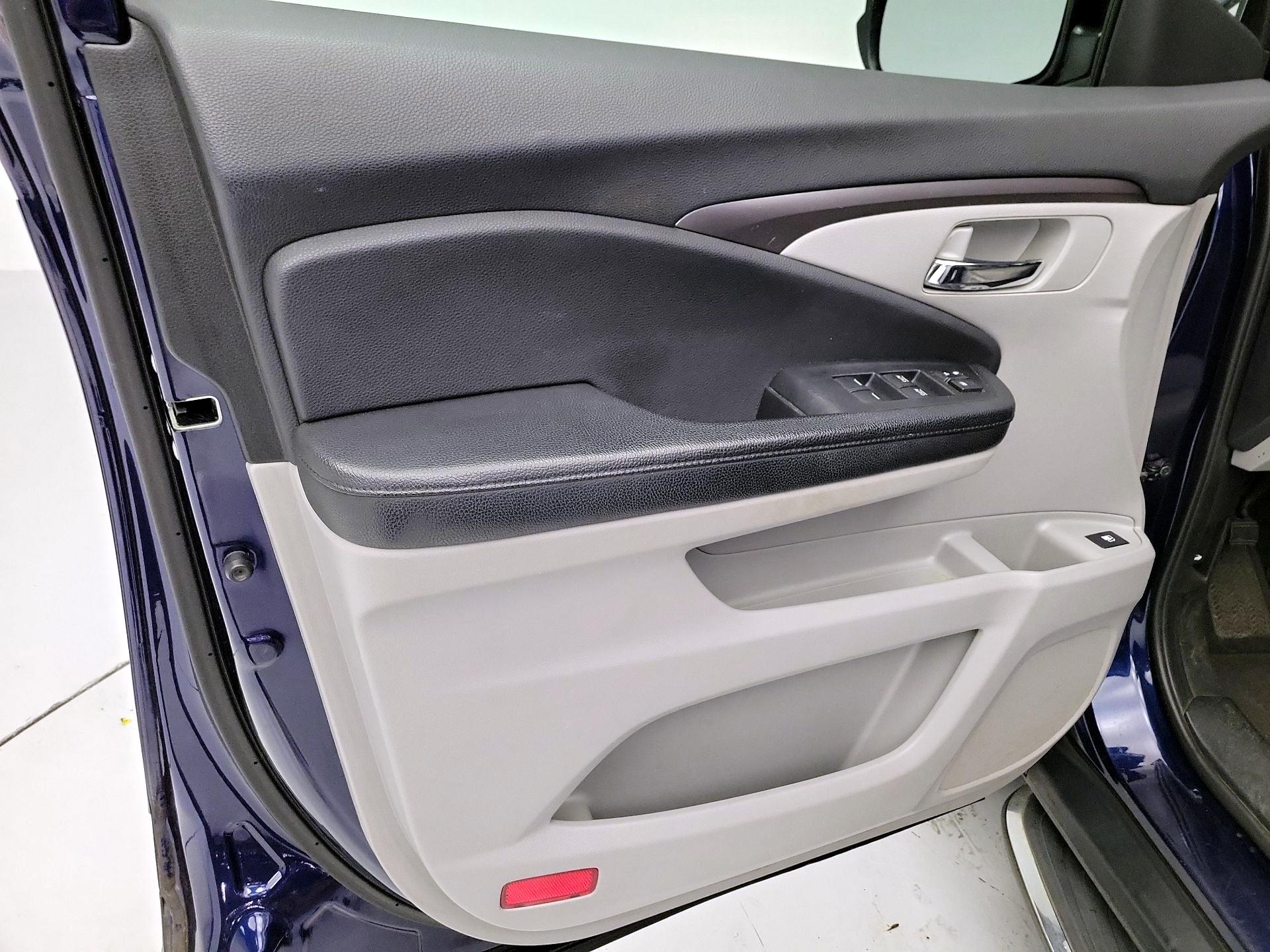 Thumbnail: 2017 Honda Pilot - 12