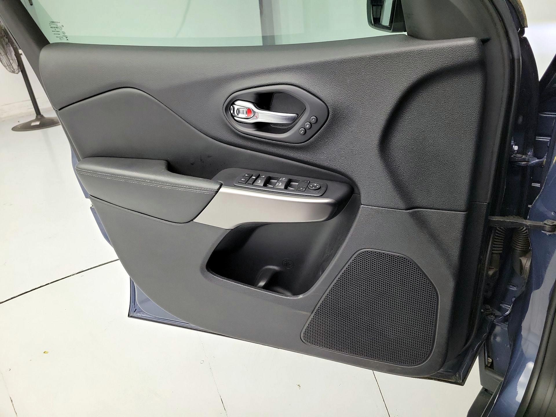 Thumbnail: 2020 Jeep Cherokee - 12