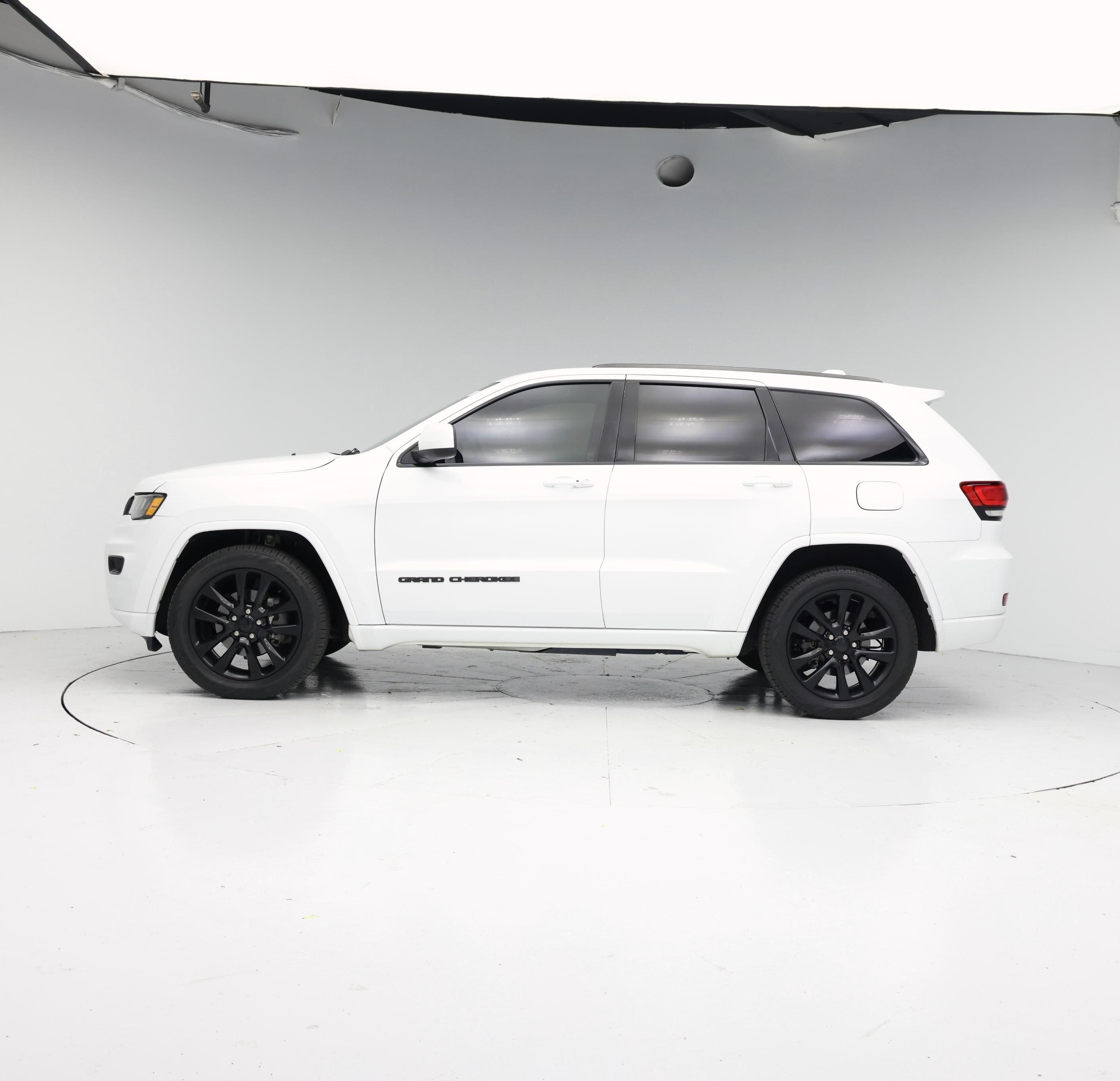 Thumbnail: 2018 Jeep Grand Cherokee - 3