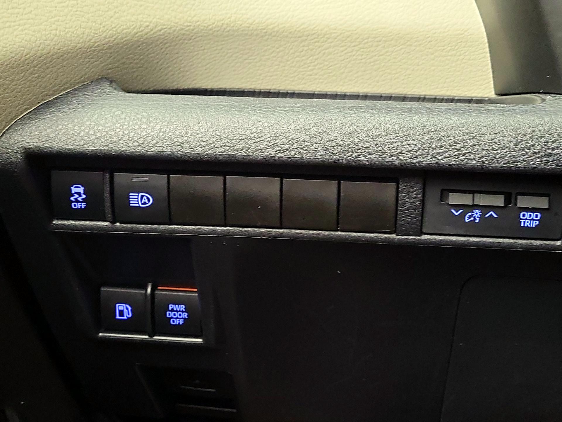 Thumbnail: 2021 Toyota Sienna - 13