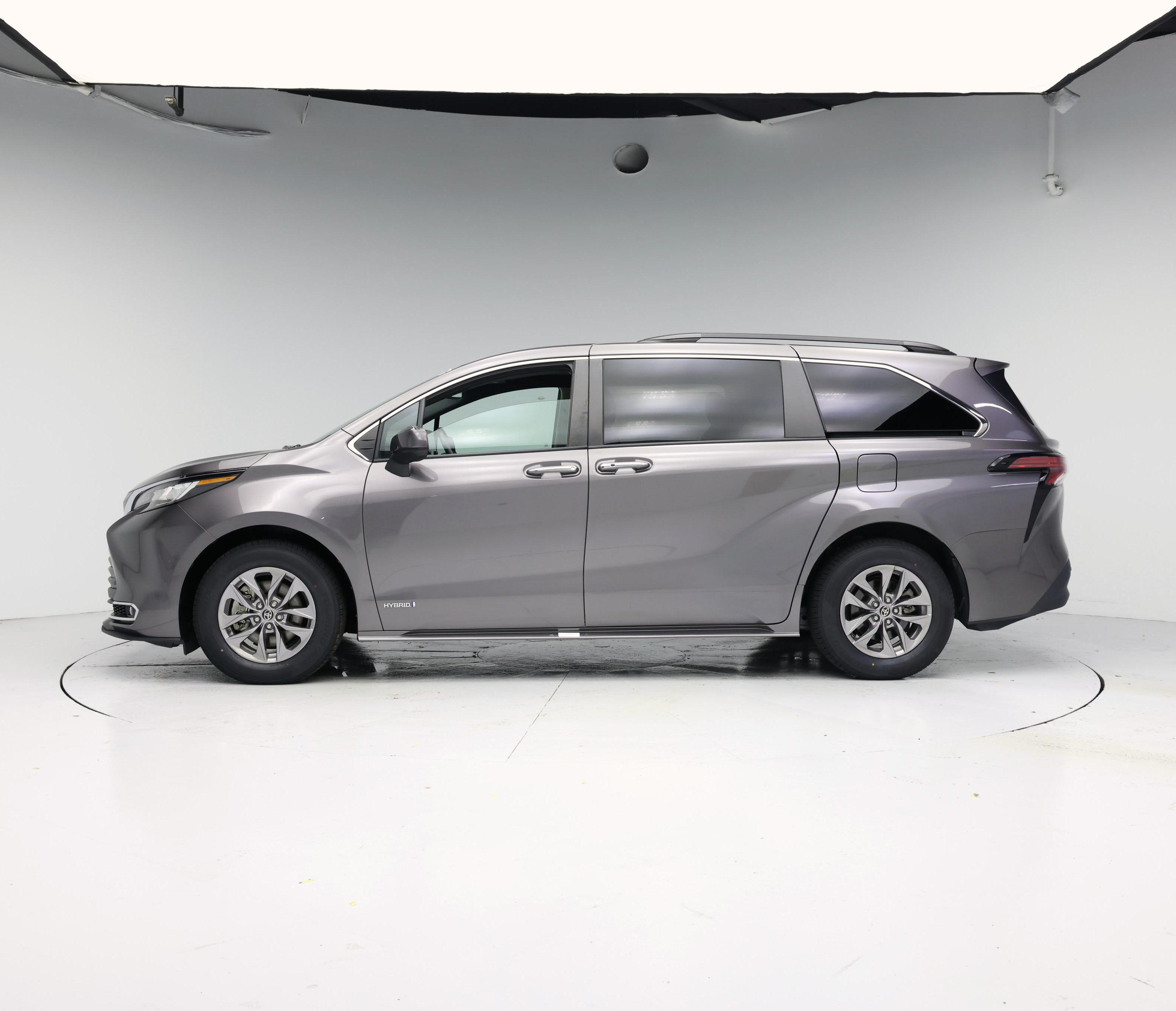 Thumbnail: 2021 Toyota Sienna - 3