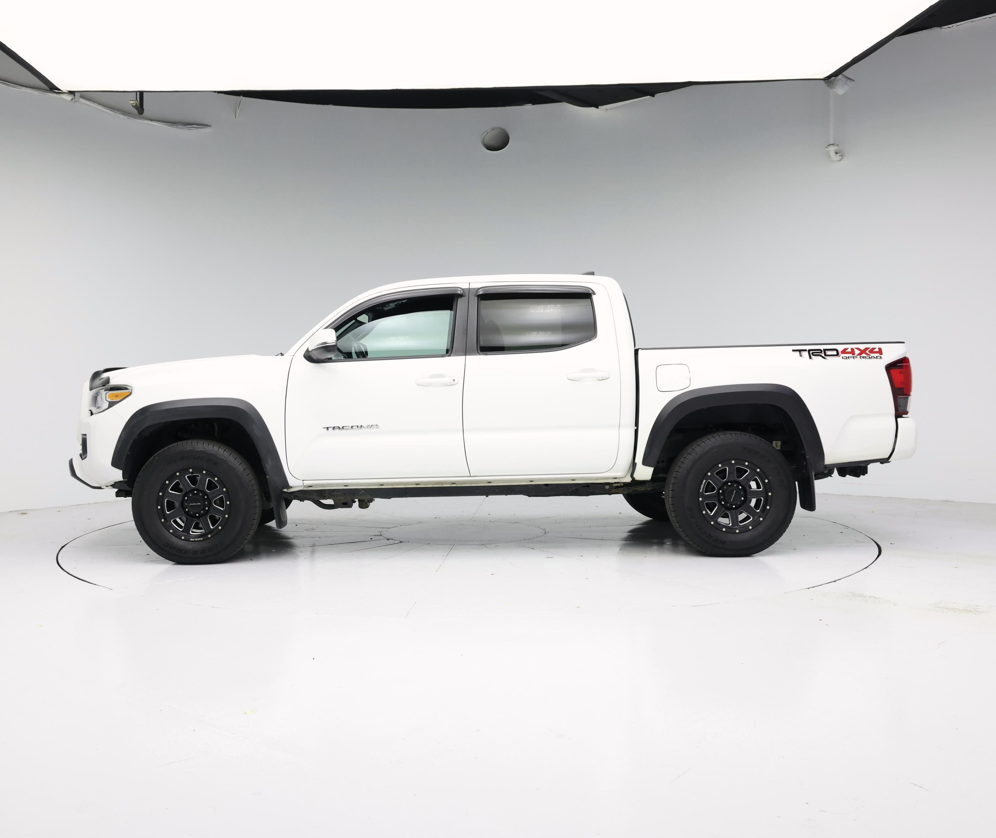 Thumbnail: 2019 Toyota Tacoma - 3