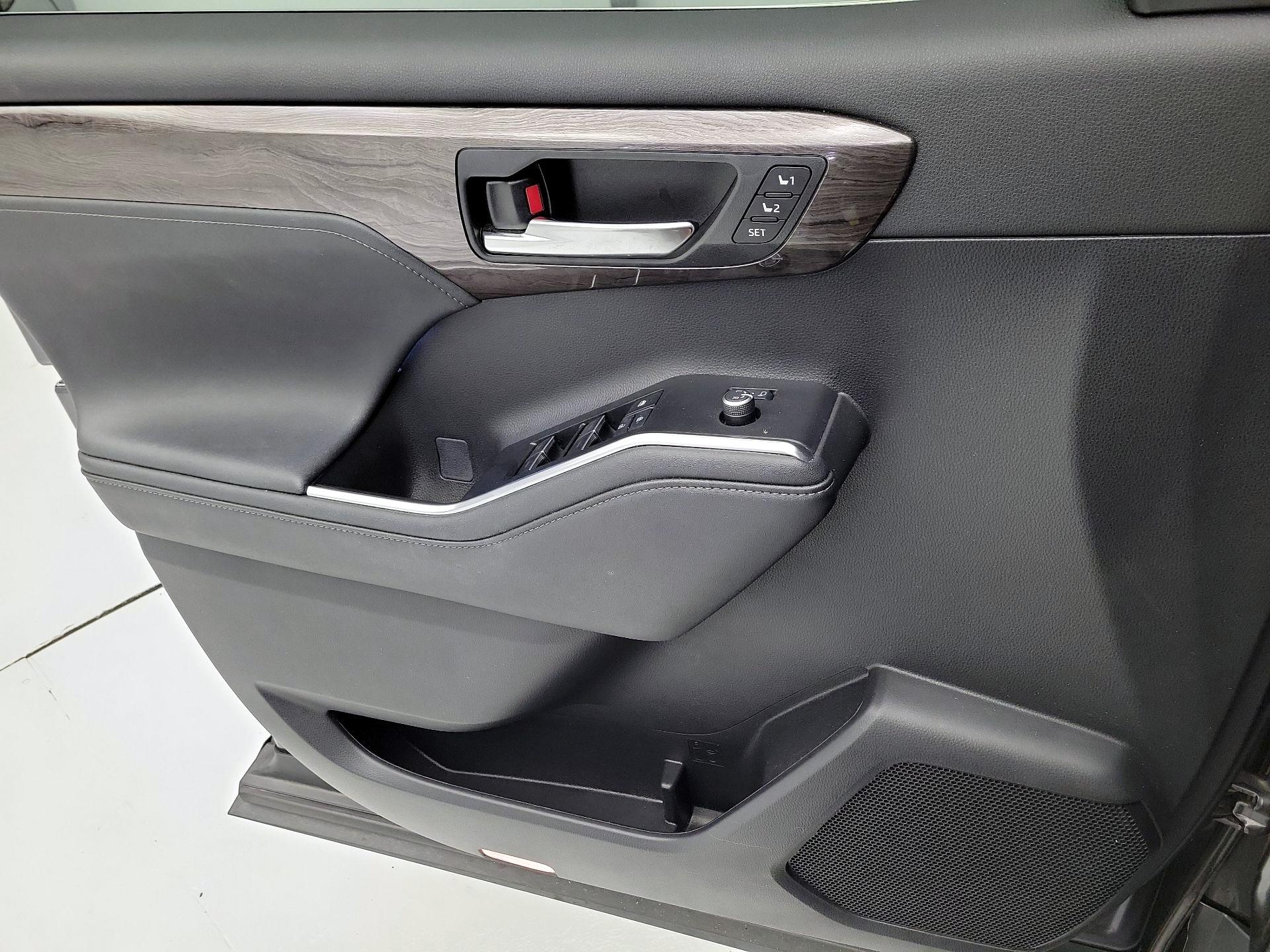 Thumbnail: 2023 Toyota Highlander - 12