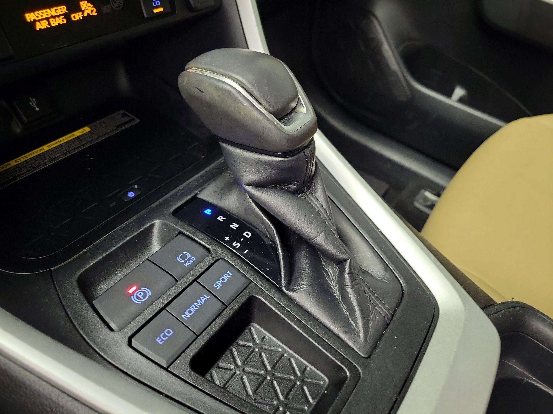 Thumbnail: 2020 Toyota RAV4 - 17