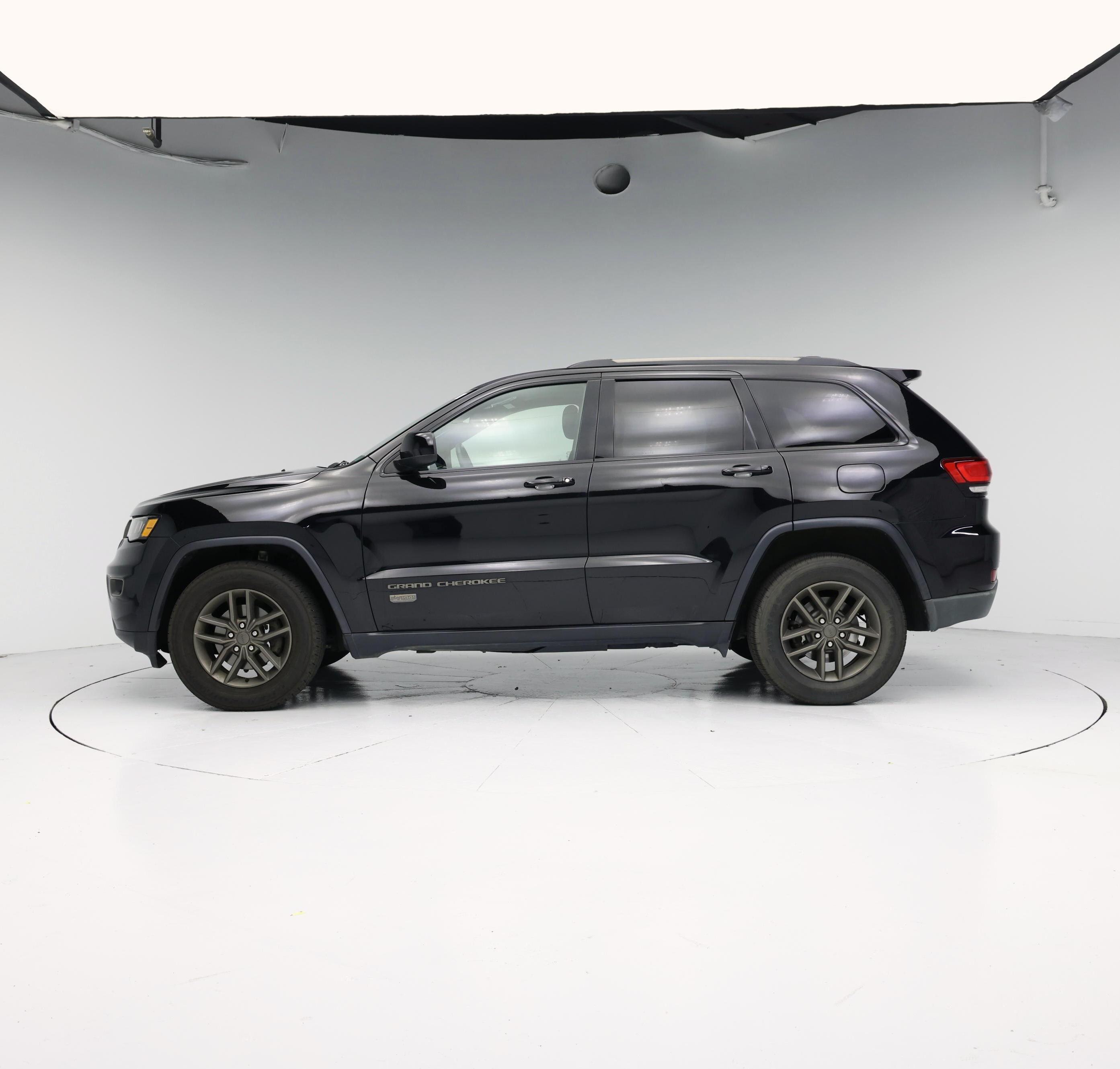 Thumbnail: 2017 Jeep Grand Cherokee - 3