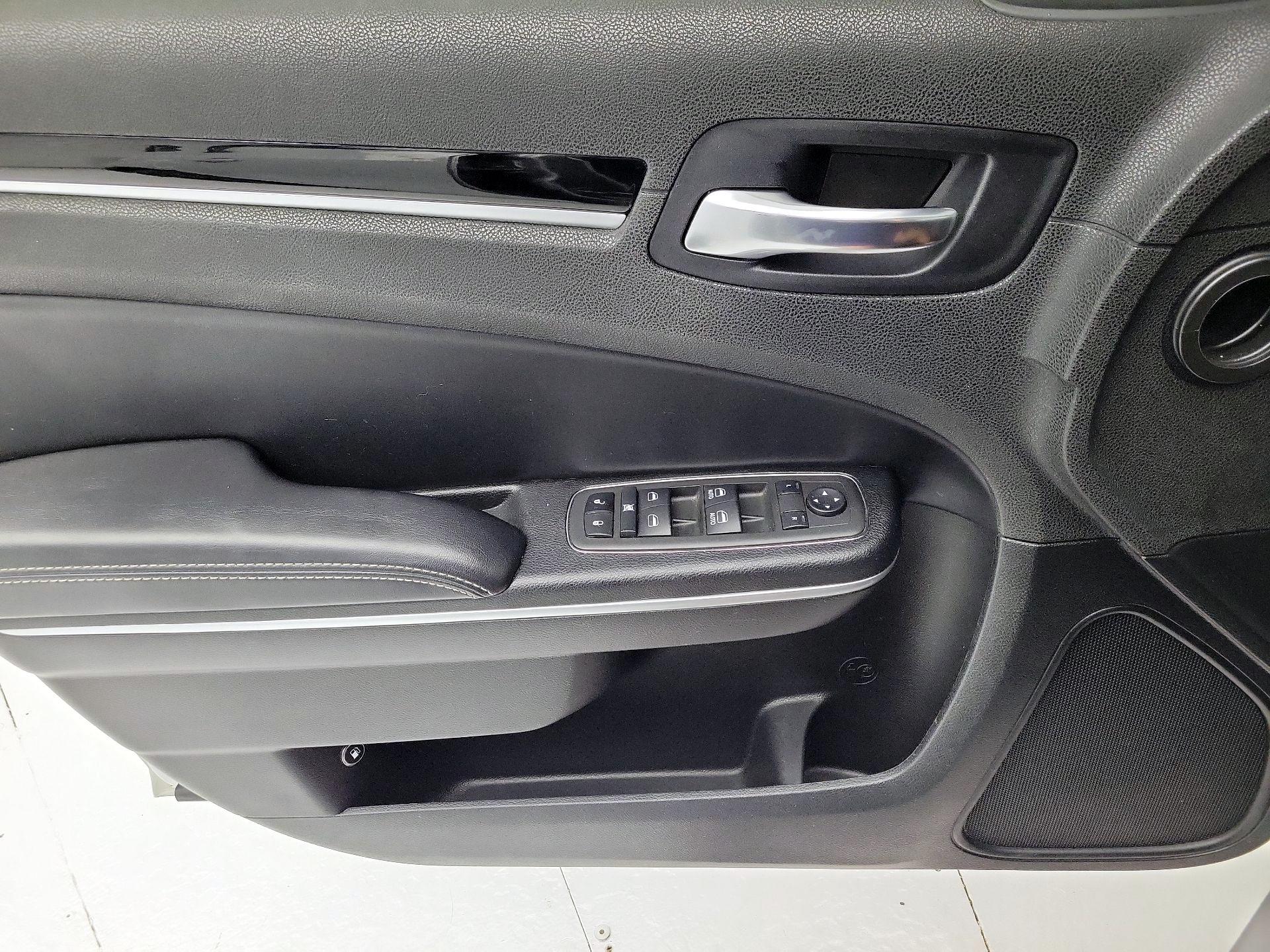 Thumbnail: 2022 Chrysler 300 - 12