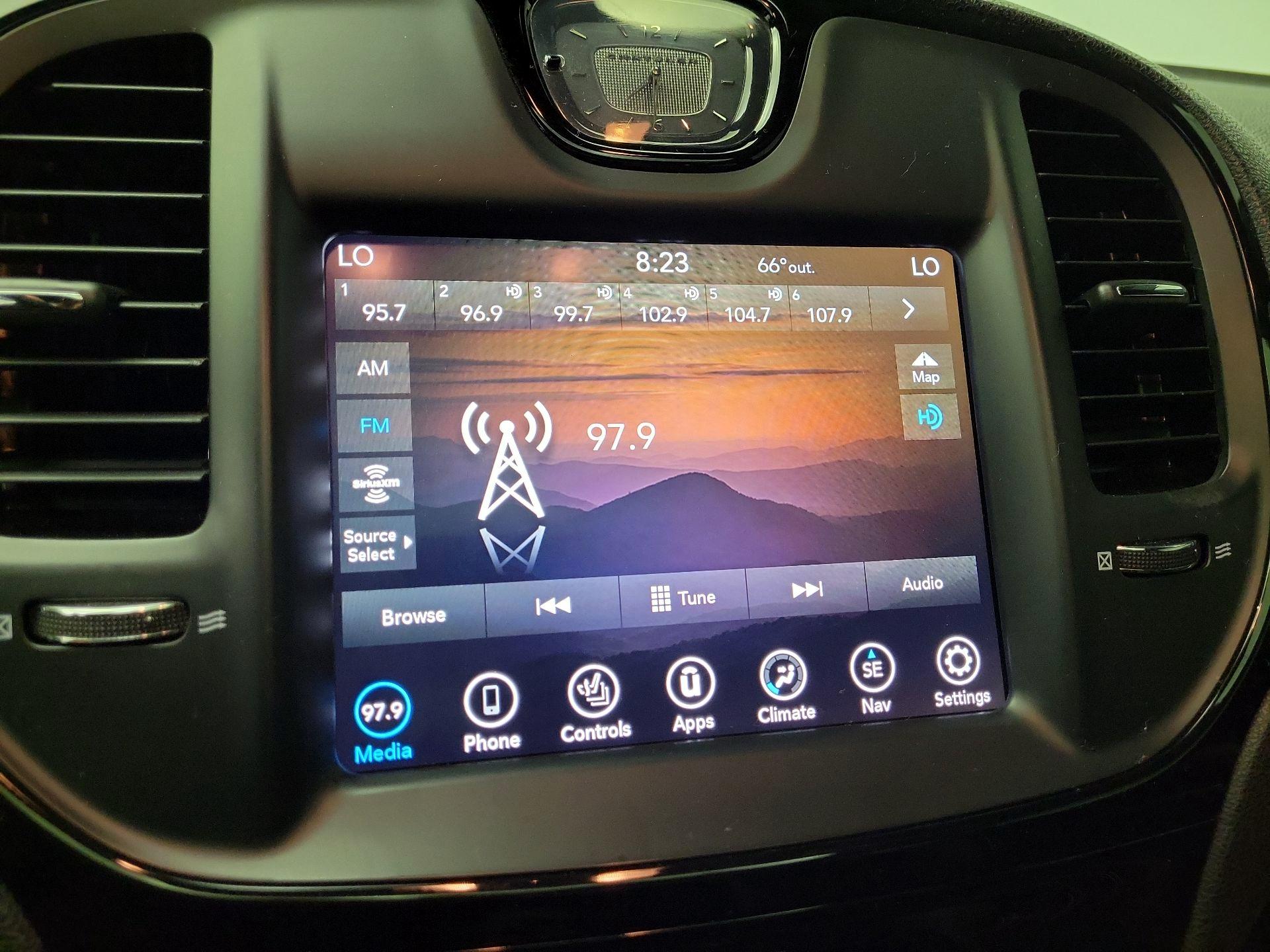 Thumbnail: 2022 Chrysler 300 - 16