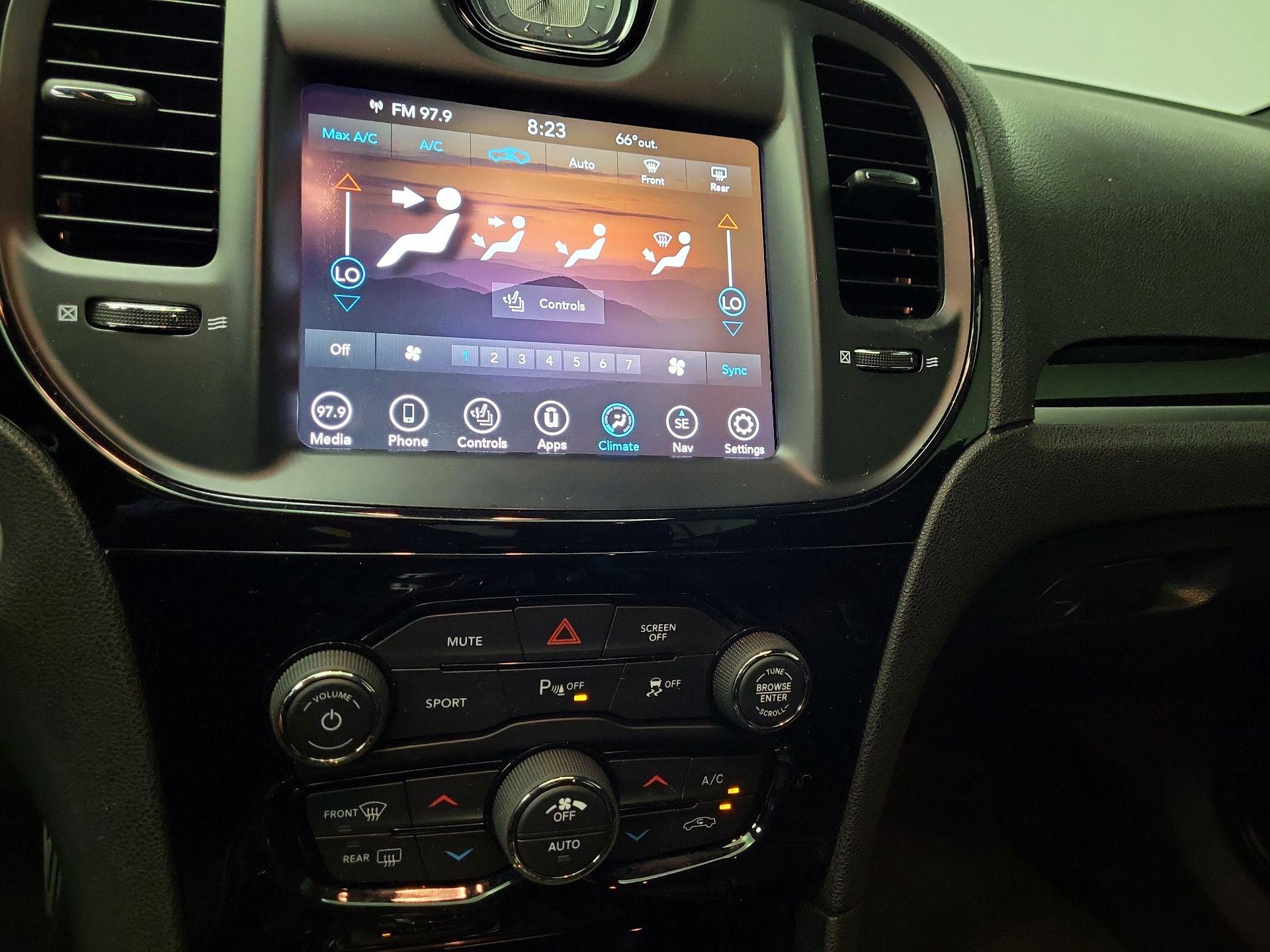 Thumbnail: 2022 Chrysler 300 - 17