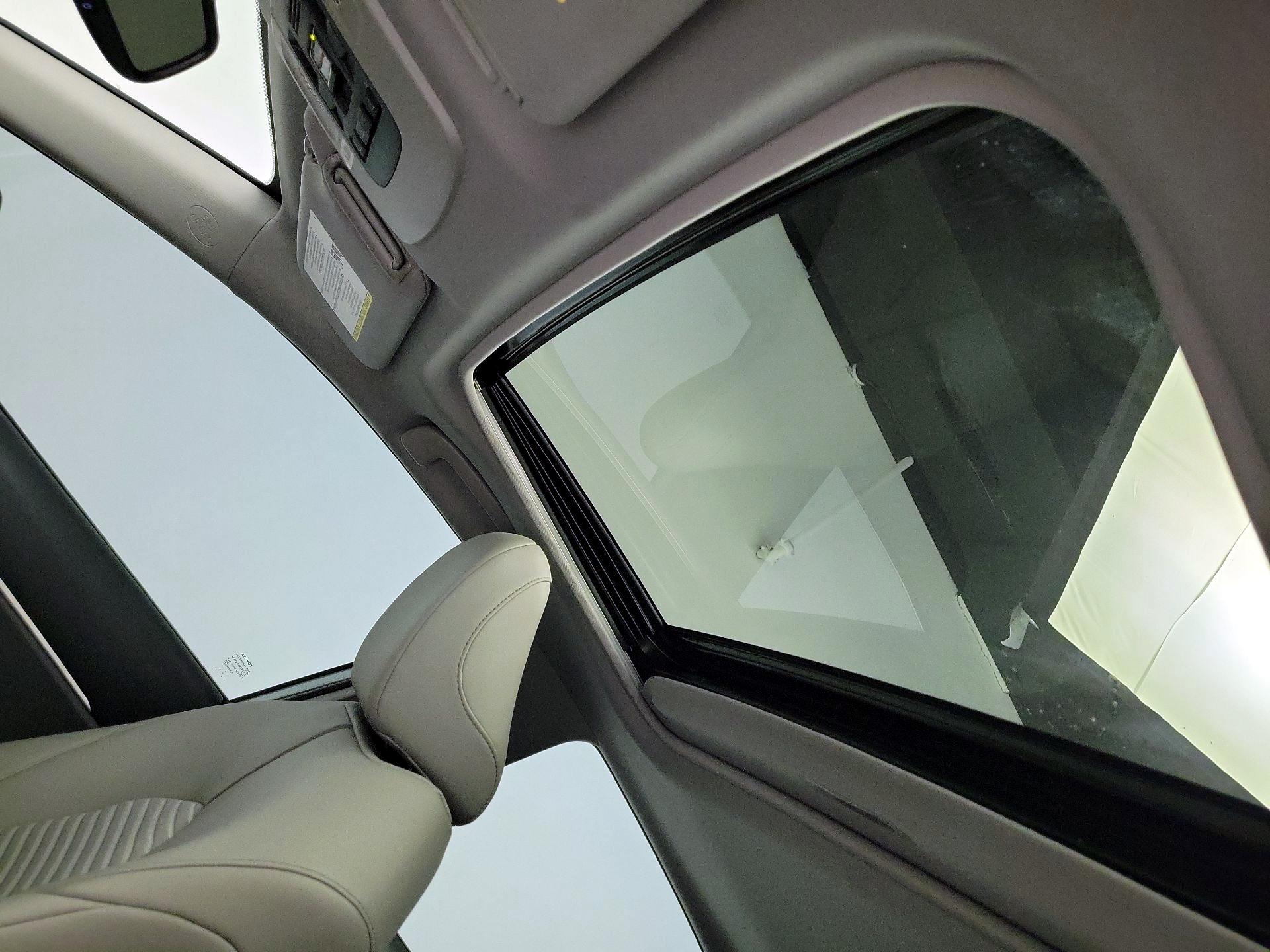 Thumbnail: 2022 Toyota Camry - 19