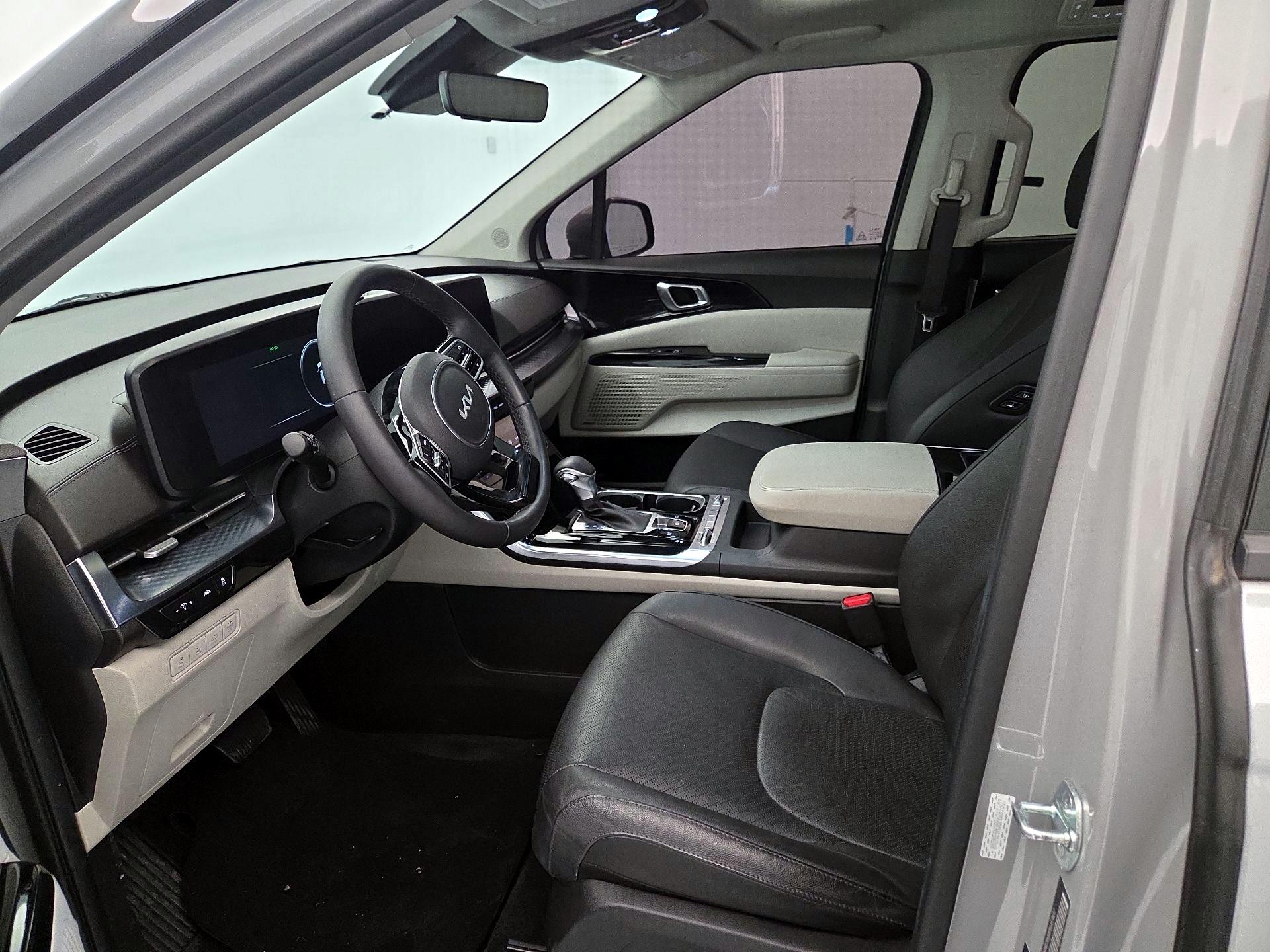 Thumbnail: 2023 Kia Carnival - 11