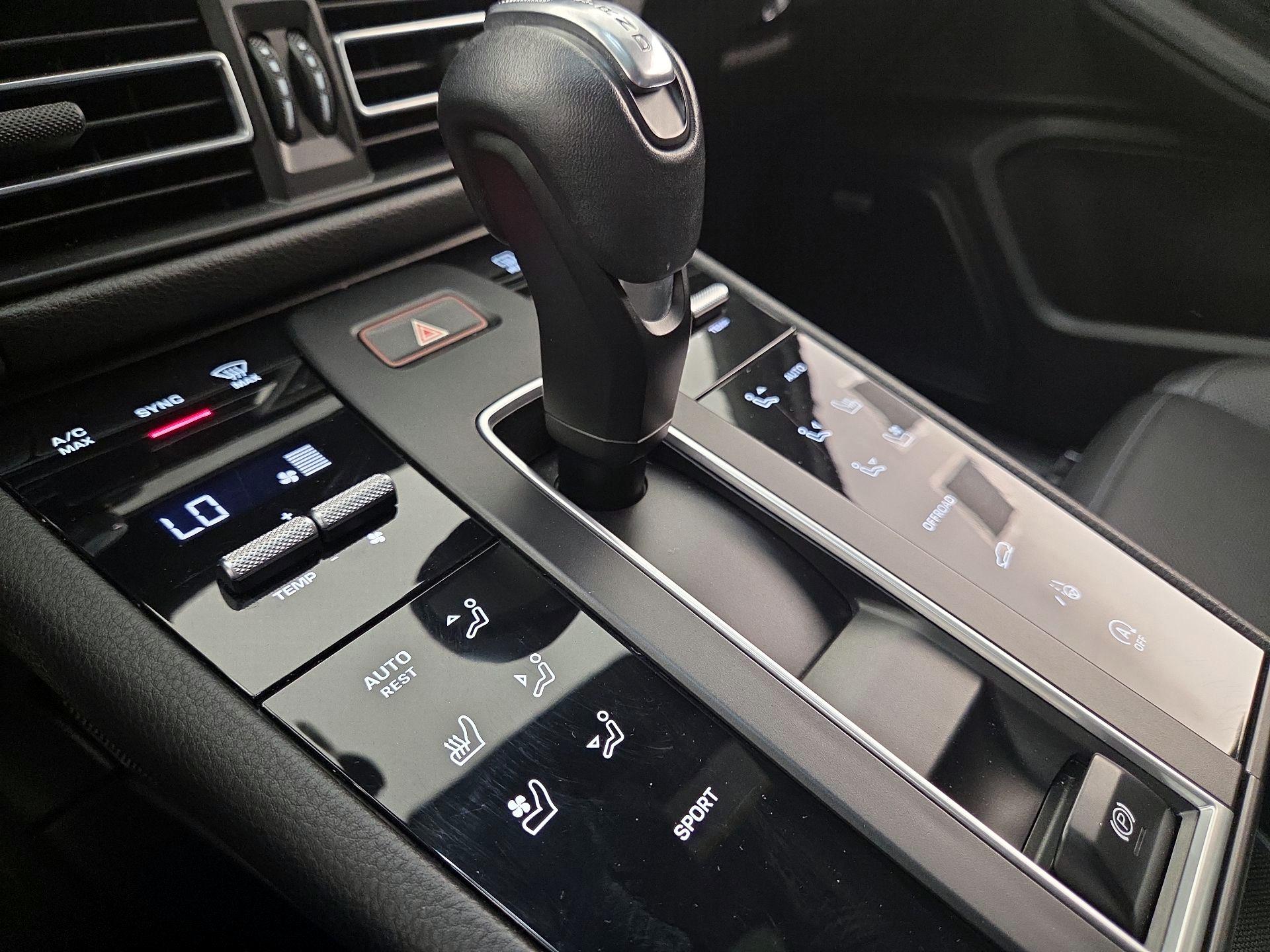 Thumbnail: 2022 Porsche Macan - 16